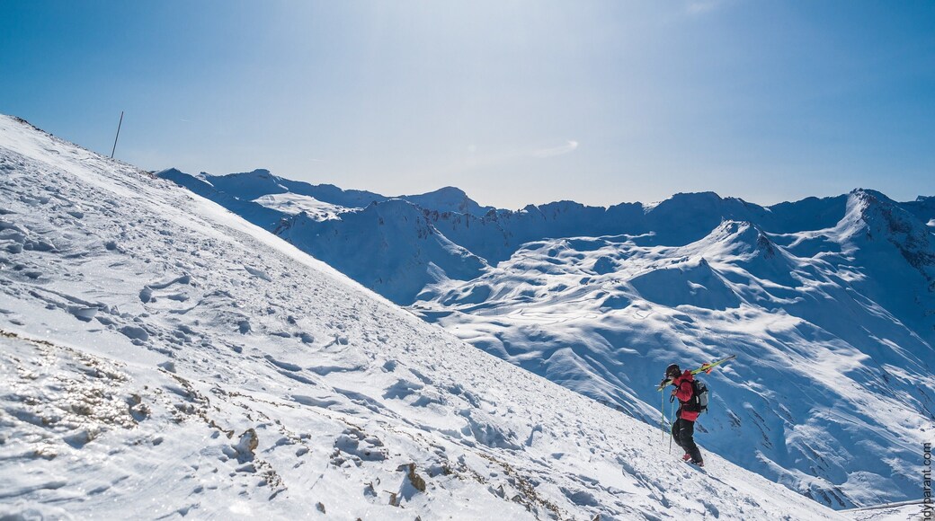 Val-d\'Isere Ski Resort featuring mountains, snow skiing and snow