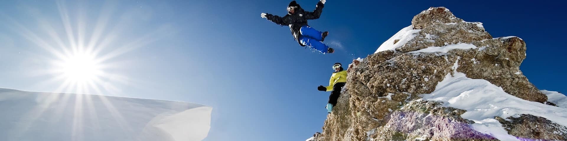 Station de ski de Val-d\'IsĂšre montrant neige aussi bien que petit groupe de personnes