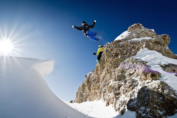 Station de ski de Val-d\'Isère montrant neige aussi bien que petit groupe de personnes