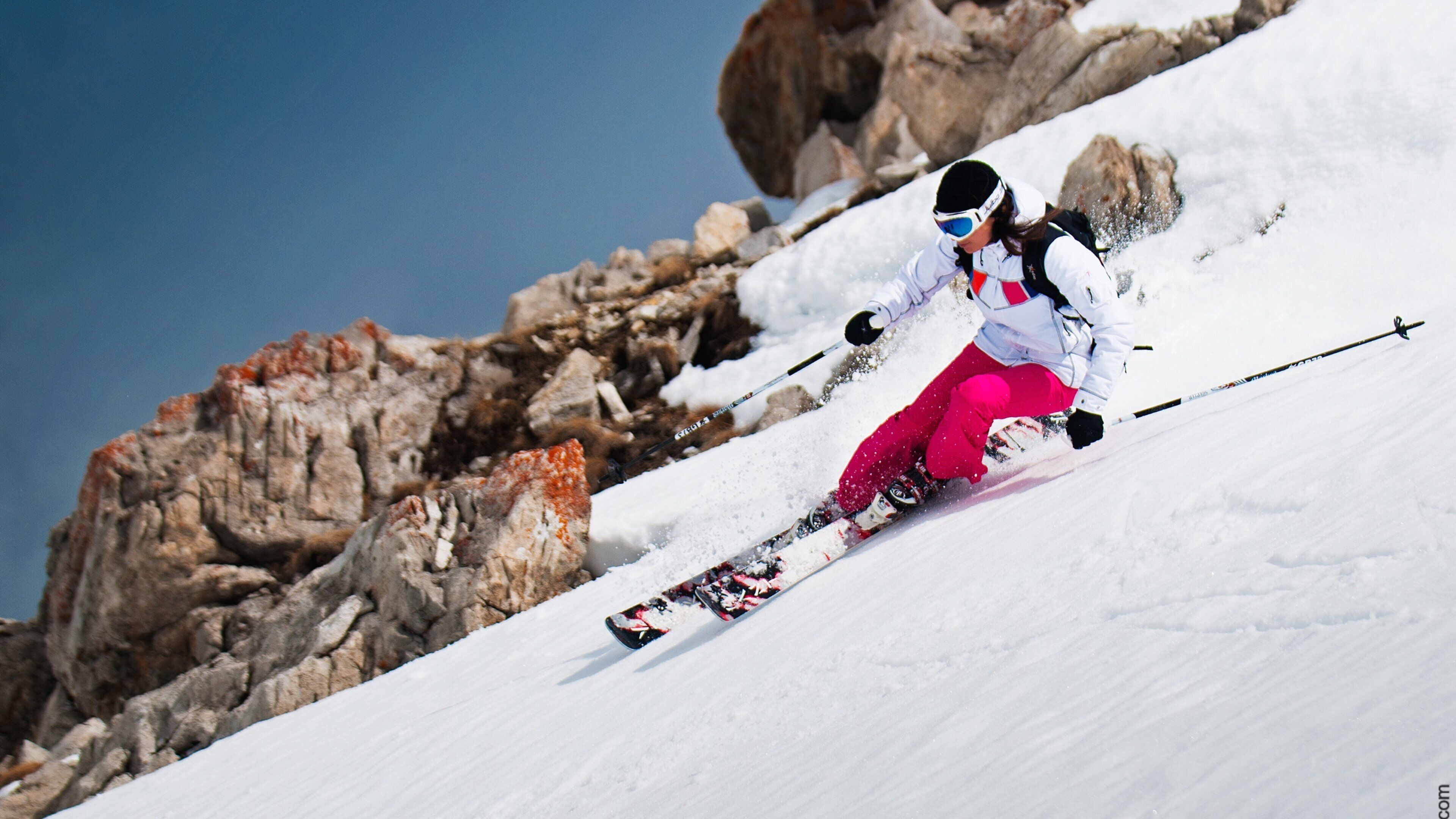 Val-d\'Isère mostrando nieve y esquiar en la nieve y también una mujer