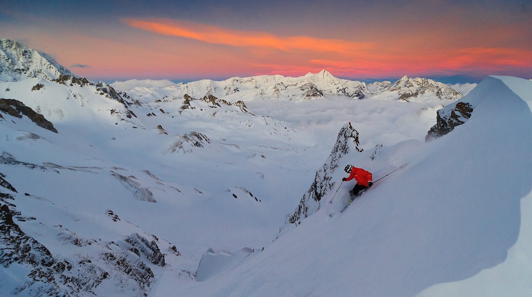 Val-d\'Isere featuring snow skiing, a sunset and mountains