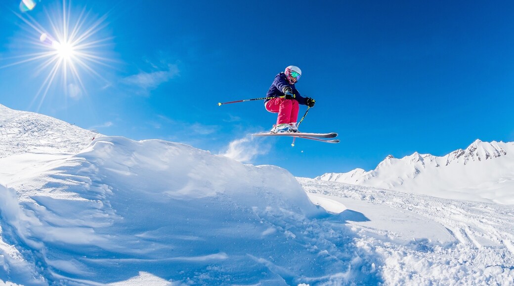 Khu nghỉ dưỡng trượt tuyết Val-d\'Isere có tính năng tuyết và trượt tuyết cũng như phụ nữ