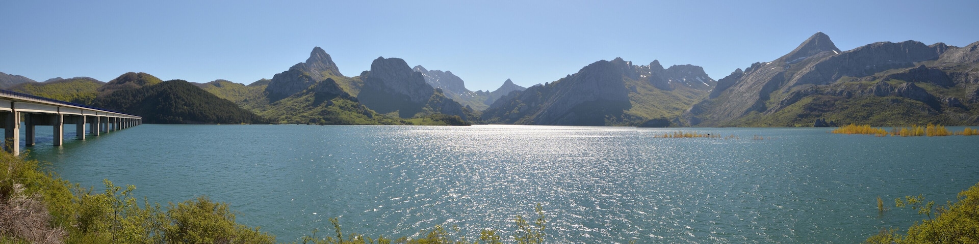 Awesome lake panorama at Riano