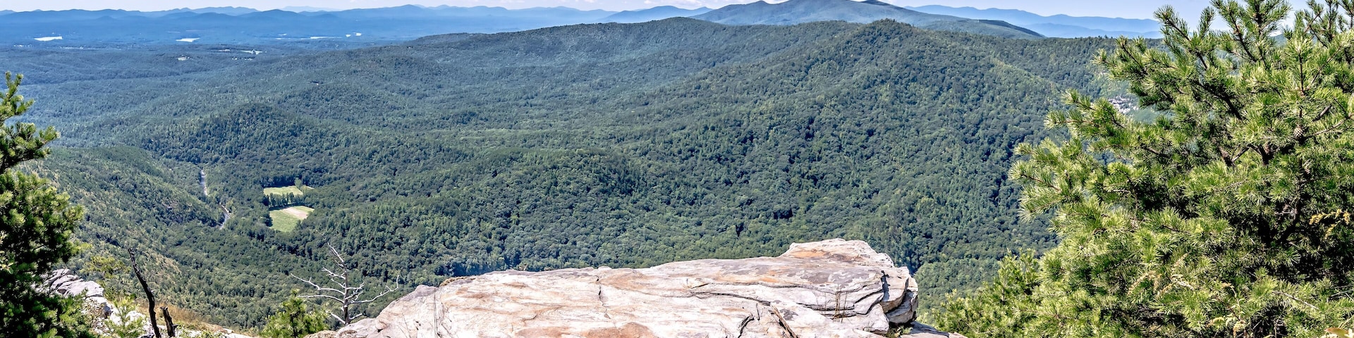 hiking wolfpit traiolhead in linville gorge near lake james