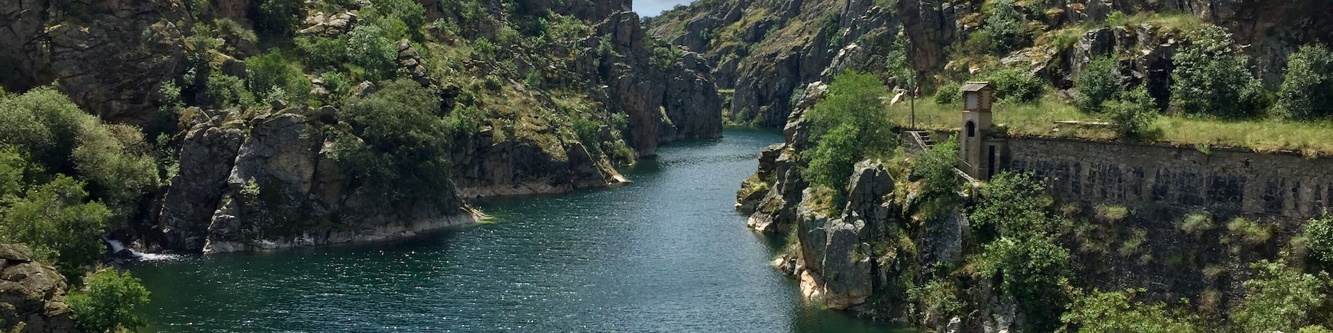 Cola del embalse de El Atazar, en el río Lozoya (Comunidad de Madrid, España). A la derecha puede verse el Canal de El Villar.