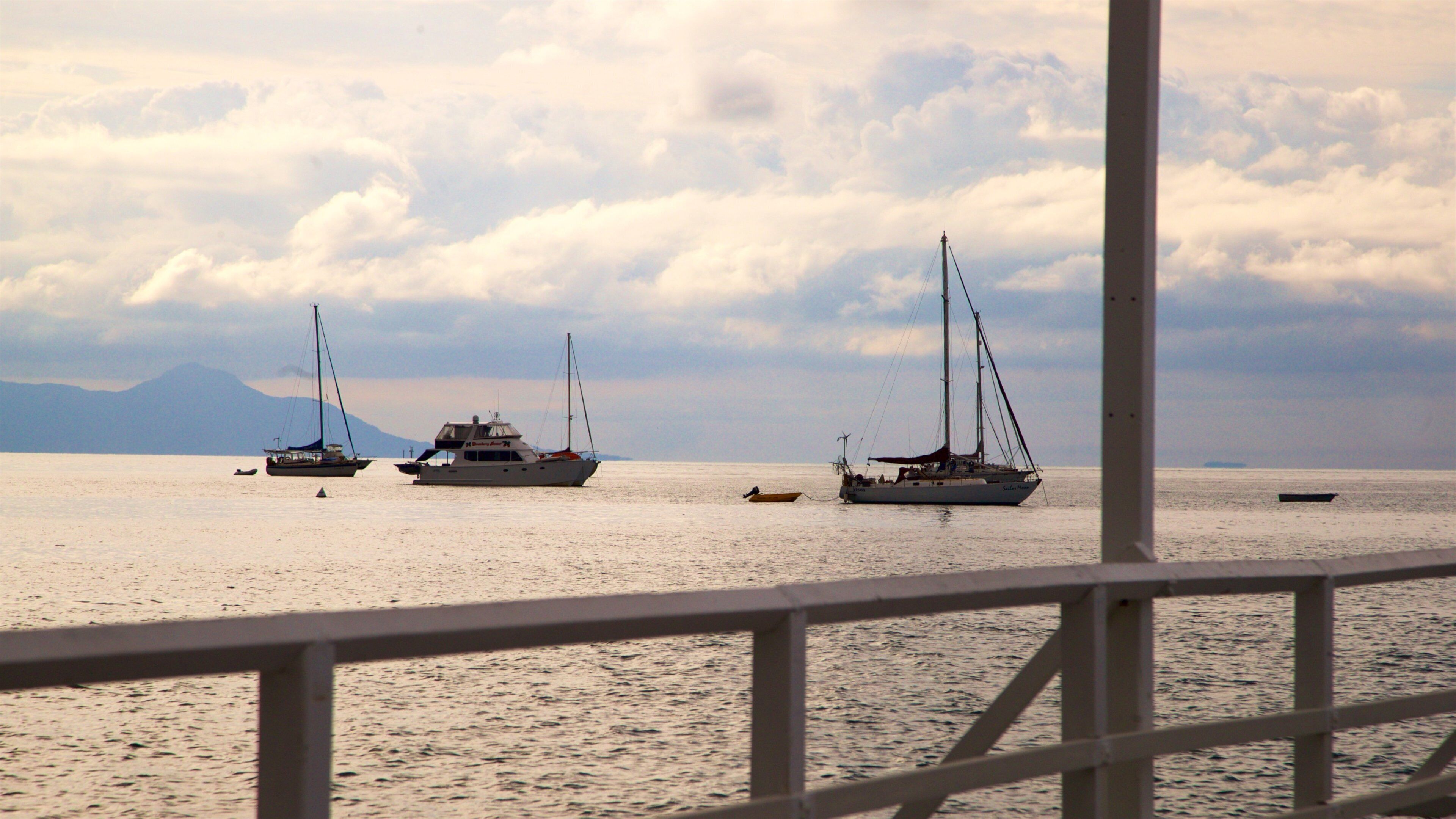 Picnic Bay que inclui um pôr do sol e paisagens litorâneas