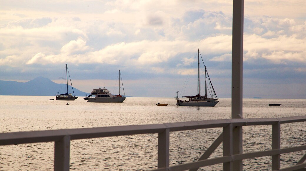 Picnic Bay que inclui um pôr do sol e paisagens litorâneas