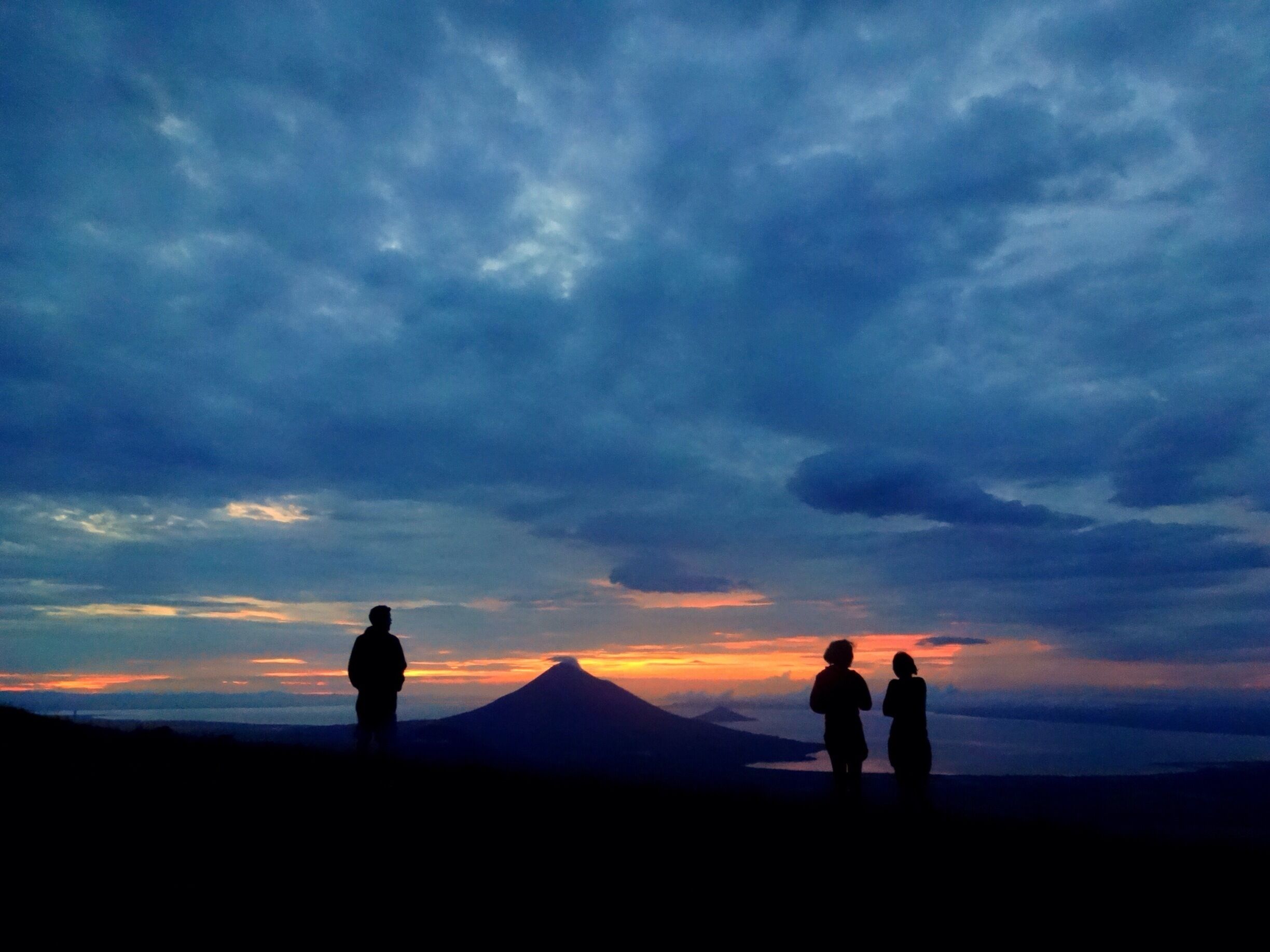 It's 5am and our Quetzaltrekkers guide wakes everybody up for breakfast and a sunrise. We're camping on Volcán El Hoyo and right next to a sinkhole as well. Behind us, cows and goats are grazing the grass. While in front, the blazing colours of the sub begin to appear, beginning this perfect and magical day. 