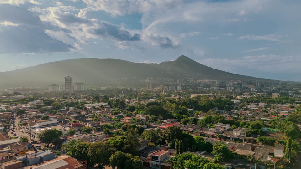 Fotografía del pueblo de Antiguo Cuscatlán en El Salvador con el fondo del volcan de san salvador el boqueron