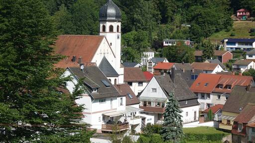 Niedersimten mit Kirche