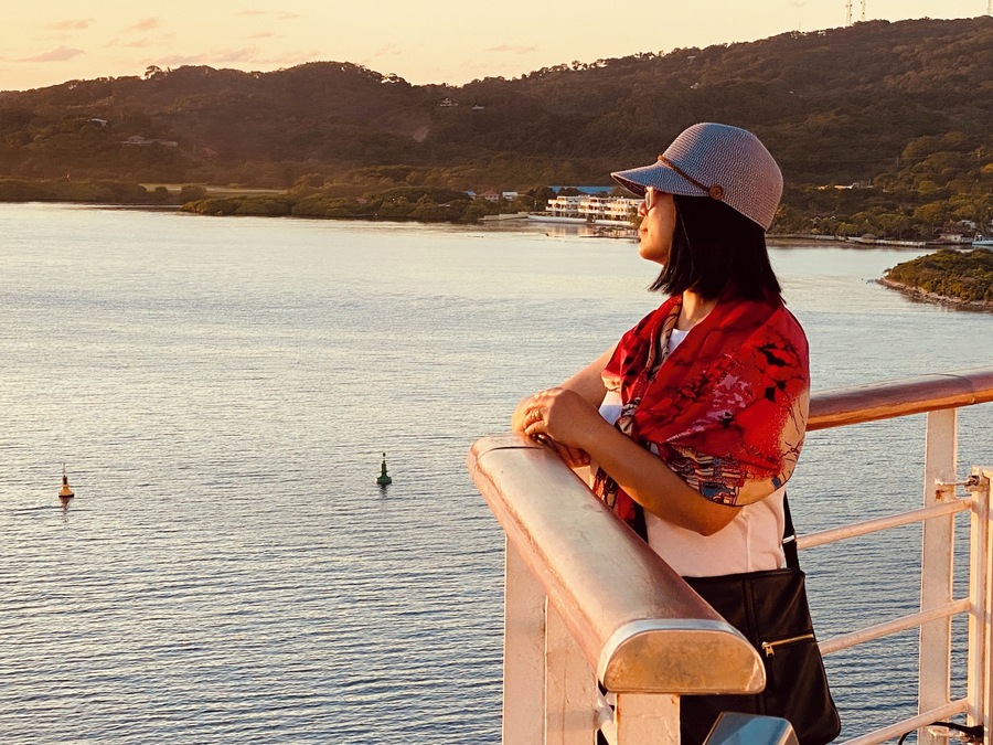 SIDE VIEW OF WOMAN SITTING IN SEA