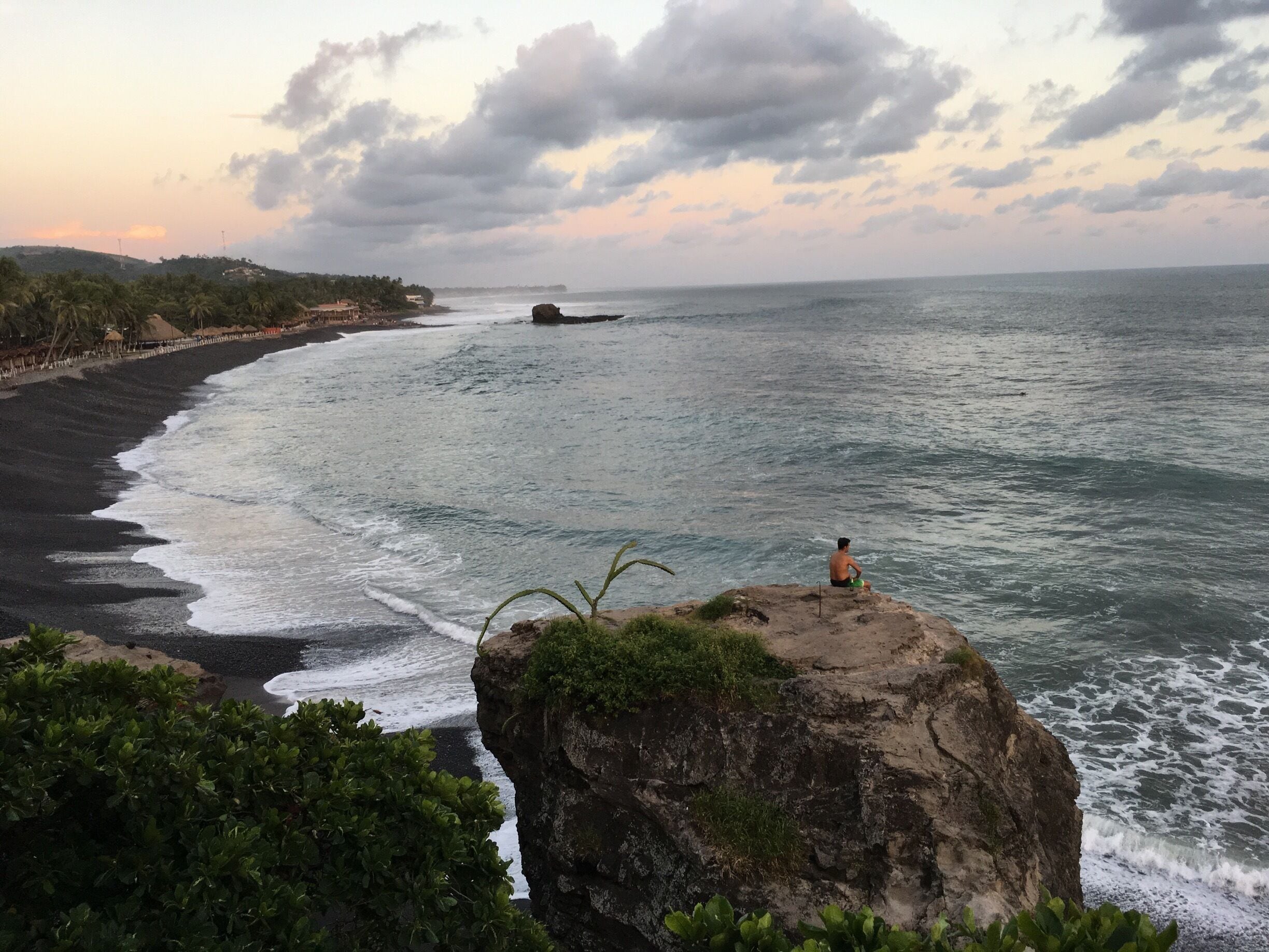 Extremely good food, nice service and beautiful view. Excellent surfing spot