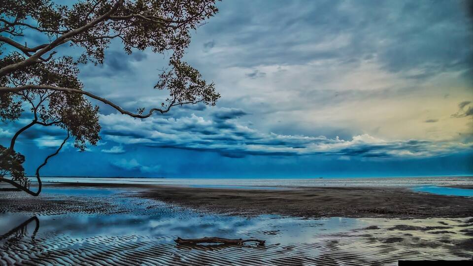 If you enjoy watching the clouds roll out to sea in the afternoons around sunset, Nudgee Beach is a great place to do it. When the tides are low the horses and dogs love to run. The reflections are great amongst the mangroves too.