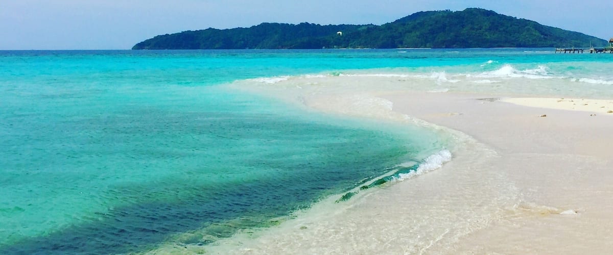 This place is perfect to #takeahike...visit cayos cochinos in Honduras, it wouldn't disappoint.