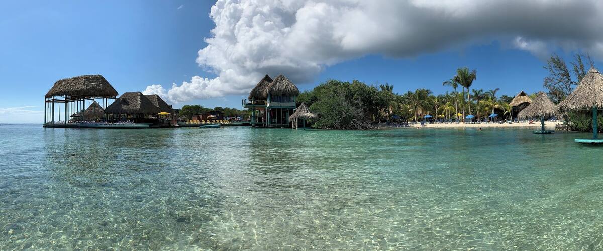 #Roatan #Honduras #LittleFrenchKey #beach #island
Numa parada de um cruzeiro na ilha de Roatan, em Honduras, resolvemos fazer uma excursão a Little French Key. Depois de uma breve travessia de lancha chegamos à Ilha que é um resort particular e é muito bem cuidada. Tem bares, cadeiras de praia, redes, guarda-sois e outras amenidades. Embora eu não seja muito a favor, tem até alguns animais em jaulas (leões pequenos e uma onça) e outros soltos (macacos). Pulamos de cordas na água, fizemos snorkel, praticamos Stand up Paddle e nos balançamos sobre as águas azuis e verdes do Caribe. O almoço, escolhido individualmente de um cardápio reduzido, foi-nos servido na praia.
At a cruise stop on the island of Roatan, Honduras, we decideh, chosen individually from a reduced menu, was served to us on the beach.d to take a trip to Little French Key. After a short boat ride we arrived at the island which is a private resort and is very well maintained. It has bars, beach chairs, hammocks, umbrellas and other amenities. Although I disagree, there is a little zoo with small lions and an ounce. Also some monkeys for pictures. We jumped from ropes into water, snorkelled, practiced Stand up Paddle and swayed over the blue and green waters of the Caribbean. The lunc