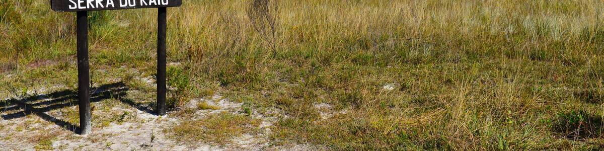 A sign in the rocky cerrado landscape of the Serra do Espinhaço, on a trail to the Lajeado waterfall, Várzea do Lajeado e Serra do Raio Natural Monument, Milho Verde, Minas Gerais, Brazil