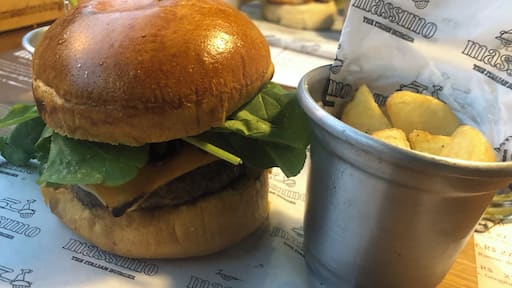 Burguer no Máximo , lá tinha uma pizza napoletana tb ótima.obs: só na temporada