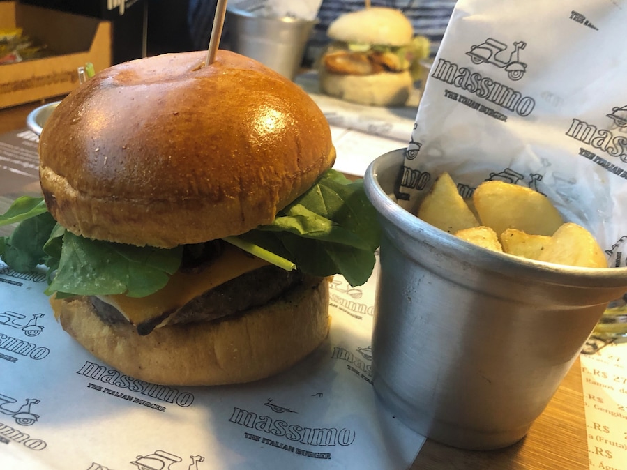 Burguer no Máximo , lá tinha uma pizza napoletana tb ótima.obs: só na temporada