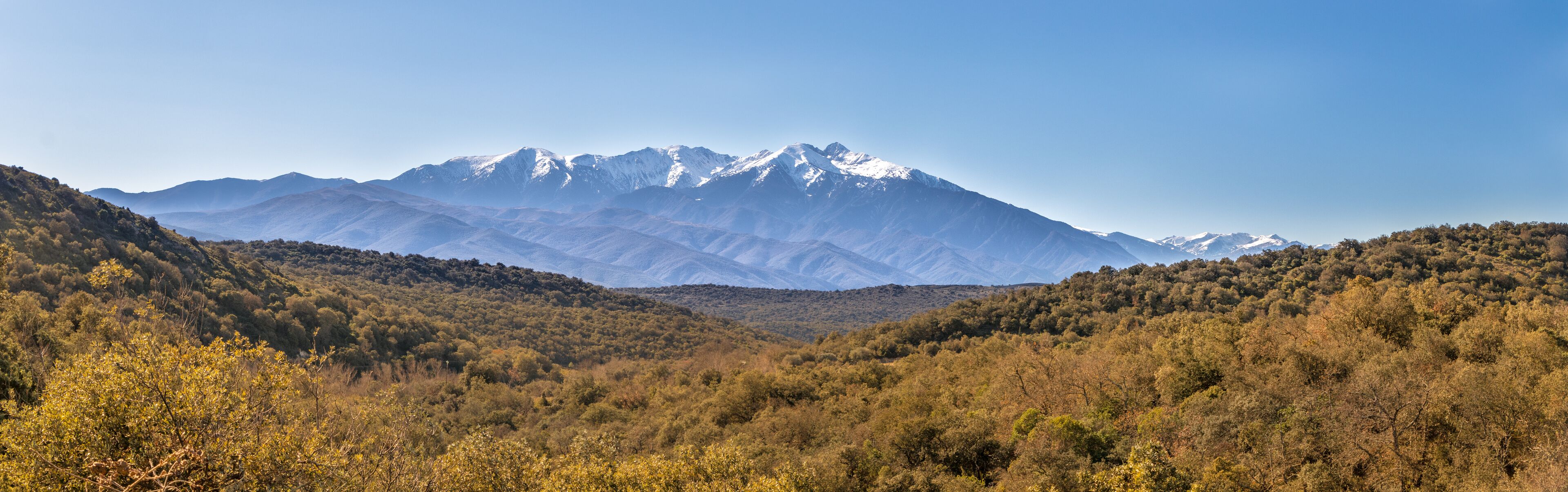 Panorama du mont Canigou dans les Pyrénées orientales