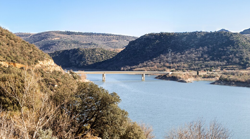 Panorama du lac de Caramany (66720), dans les pyréneés orientales, Occitanie, France