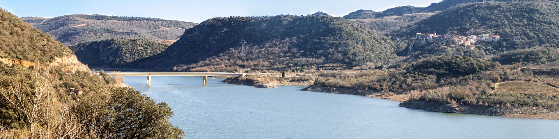 Panorama du lac de Caramany (66720), dans les pyréneés orientales, Occitanie, France