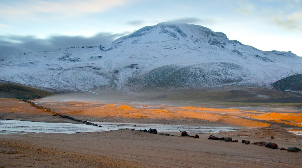 El Tatio Geyser Field das einen Wüstenblick, Berge und Schnee