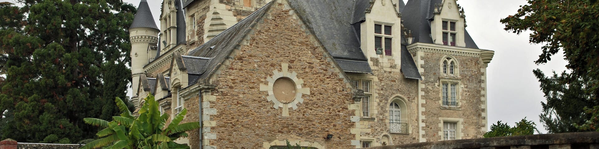 Villevêque (Maine-et-Loire) Le château. D'abord maison forte aux XIIe-XIIIe siècles, le château perd son caractère défensif au XVe siècle. Le château de Villevêque sera la résidence épiscopale des évêques d'Angers. L'évêque d'Angers, Hubert de Vendôme, évoquera vers 1025 cette résidence épiscopale. Hubert avait succédé à Renaud II mort à Embrun*, alors qu'il se rendait à Jérusalem. Aucun successeur n'avait été désigné du vivant de Renaud II. Le comte d'Anjou, Foulques Nerra, qui avait des vues sur l'héritage considérable que Renaud II tenait de son père, avait donc les mains libres pour choisir le nouvel évêque. Foulques va alors retrouver le vicomte Hubert de Vendôme afin de négocier avec lui l'accession de son fils à l'épiscopat angevin. Après un an de discussion sur les modalités concernant l'héritage de Renaud II, un accord est trouvé : le jeune évêque Hubert endossait juridiquement l'accaparement de l'héritage de Renaud. Il apparaît donc que Hubert de Vendôme a servi d'intermédiaire au comte d'Anjou, en accaparant les alleux de son prédécesseur, puis en les redistribuant, au nom de l'évêché, à différents chevaliers probablement proches du comte d'Anjou. C'est ainsi que la région des Mauges quittera le Poitou pour intégrer définitivement l'Anjou. Le nouvel évêque "clerc plus expert, peut-être, à manier l'épée qu'à prier Dieu" (L. Halpen), resta un féodal et n'hésita à prendre les armes contre l'archevêque de Tours. Hubert de Vendôme fera reconstruire la cathédrale d'Angers qui avait été en partie détruite par un incendie. La nouvelle cathédrale subira un autre incendie en 1032, elle ne sera remise en état qu'à la fin du XIe siècle. L'évêque Hubert de Vendôme résidera régulièrement à Villevêque, jusqu'à son décès en mars 1047. Eusèbe Brunon (Eusebius Bruno) fut élu, à l'initiative du comte d'Anjou Geoffroy II, pour lui succéder. En 1317, Guillaume Le Maire, évêque d'Angers, prêtera serment au roi de France, Philippe V (Philippe V le Long), dans le château de Villevêque. Ce même Guillaume Le Maire avait participé au Concile de Vienne* en octobre 1311, sous Philippe le Bel, concile qui verra la condamnation des Templiers. L'évêque d'Angers sera un partisan de la condamnation. En 1428, l'évêque d'Angers Hardouin du Bueil reçoit 1000 écus de Yolande d'Aragon (épouse de Louis II d'Anjou), pour la rénovation du château. Durant son ministère, l'évêque Hardouin du Bueil s'élèvera avec force contre les déviations de son temps. En particulier il condamnera le mariage consanguin de Gilles de Rais avec sa cousine Catherine de Thouars*. Après les destructions de la guerre de Cent Ans, l'évêque d'Angers Jean II de Beauvau* , fait reconstruire entièrement le château, entre 1448 et 1465. Grâce à la protection de l'évêque, Jean Balue*, fera une rapide carrière, secrétaire et aumonier du roi Louis XI en 1463, évêque d'Evreux en 1465. Il évincera son protecteur, du siège épiscopal d'Angers, qui sera destitué par le pape en 1467. Jean Balue conseillera au roi l'abolition de la Pragmatique Sanction ce qui lui vaudra d'être fait cardinal par le pape Paul II. Après bien des erreurs, Louis XI le fera arrêter le 23 avril 1469. Jean Balue ne sera libéré qu'en 1480, sous condition de quitter la France. L'excommunication de Jean de Beauveau sera levée en 1476, mais il ne retrouva son diocèse d'Angers que comme administrateur (en double avec Auger de Brie). Au début du XVIe siècle, un des derniers évêques à résider à Villevêque fut François de Rohan. En 1523, les idées de Luther arrivent en Anjou. Les vicaires généraux du diocèse d'Angers publient un monitoire contre les personnes lisant les écrits prônant la réforme. L'année suivante l'évêque François de Rohan, menaçe les contrevenants d'excommunication et ordonne la destruction des ouvrages incriminés. François de Rohan décédera en 1536. L'inefficacité des mesures qu'il avait prises est telle qu'à l'automne 1539, les premières condamnations sont prises à l'encontre des protestants angevins. Les bûchers ne tardent pas à suivre, en 1552 à Saumur, en 1556 à Angers. Le château sera vendu comme bien national sous la révolution. En 2003, la ville d'Angers recevra le château en legs, avec l’ensemble des œuvres d’art collectionnées par son dernier propriétaire privé, un industriel fortuné. Embrun (Hautes-Alpes) dont d'ailleurs, l'évéché fut fondé par Marcellin, d'origine berbère d'Afrique du Nord. Renaud partit sur la route de Jérusalem, qu'il n'a jamais atteint, la mort le surprenant en chemin le 12 juin 1005. (Cartulaire Noir de Saint-Maurice, n° XXVIII. Embrun, Hautes-Alpes) Le concile de Vienne (en Isère) verra, outre la dissolution de l'Ordre du Temple: - Le rejet de la réforme de l'évêque de Mende, Guillaume Durand, réforme qui remet en cause l'absolutisme de Rome, prône le mariage des prêtres, et la gratuité des sacrements.
- La querelle au sein des franciscains, entre ceux qui voyaient dans les voeux de pauvreté une obligation stricte et ceux qui y voyaient de simples recommandations.
- La condamnation du mouvement des béguinages. Mouvement de femmes qui sans être conscrées menaient une vie monacale. La béguine Marguerite Porete fut brûlée le 1er juin 1310, à Paris, en place de Grève, pour son ouvrage "Le miroir des âmes simples et anéanties et qui seulement demeurent en vouloir et désir d'amour". Malgré sa condamnation le livre aura beaucoup de succès , en particulier dans la vallée de la Loire.
- Le concile discute d'une nouvelle croisade, et demande aux princes chrétiens d'interdire les pèlerinages sur les tombeaux de "saints" musulmans, ainsi que les appels à la prière.
Gilles de Rais aurait du en réalité s'appeler Gilles de Laval. Son père Guy de Laval avait une arrière grand tante fort riche, Jeanne Chabot dame de Rais, dite Jeanne la Sage. Elle n'avait pas d'enfant, et pour continuer le nom de Rais, elle propose au jeune Guy de Laval de l'adopter. Guy accepte et devient ainsi Guy de Rais. Ce marché ne fait pas l'affaire du neveu de Jeanne, Jean de Craon, qui proteste. Jeanne Chabot reconnait ses torts, déshérite Guy et fait son testament en faveur de Jean de Craon. Guy attaque le testament et fait un procès, mais aucun tribunal n'ose trancher en faveur de l'une ou l'autre des deux grandes familles. La guerre semble inévitable. Finalement Jean de Craon a une idée : marier Guy avec sa fille Marie. Ainsi Jean de Craon peut garder l'héritage qu'il transmettra à sa fille et Guy redevient de Rais. Gilles de Rais naîtra un an plus tard de cet combinaison d'héritage, dans le château de Champtocé. Dès sa naissance il est immensément riche. Le jeune Gille mène la vie d'un riche seigneur écoutant avec plaisir les récits guerriers, en particulier ceux concernant sont grand oncle par les Laval : Du Guesclin. Malheureusement, son père Guy de Laval meurt dans une partie de chasse à Machecoul en 1415. Sa mère suivra quelques mopis après. Gilles est orphelin à onze ans. C'est Jean de Craon qui deviendra son éducateur. Il confiera le jeune Gilles à ses serviteurs. L'enfant est livré à lui-même et donne libre cours à ses mauvais penchants, la violence et les mauvaises lectures, en particulier Suétone. Un jour sa gouvernante, Guillemette la Drapière le surprend dans sa chambre et ce qu'elle en rapporte à Jean de Craon décide celui-ci à le marier. Il va trouver la cousine de Gilles, Catherine de Thouars. Elle a seize ans. Mais l'église ne peut admettre ce mariage entre cousins. Jean de Craon imagine donc de compromettre la jeune fille, ce qui obligera l'église à admettre le mariage. Le père de la jeune fille décédant à propos, celle-ci est enlevée et emmenée au château. Les deux jeunes gens passent la nuit ensemble. Il faut donc que Gilles répare l'outrage, et le 30 novembre 1420, un prêtre procède à l'union. L'évêque Hardouin de Bueil avertit de l'enlèvement et du mariage décrète que le mariage est nul. Jean de Craon envoie alors une ambassade à Rome et obtient l'Indulgence du Pape. Mais le Pape exige la séparation physique des deux époux. Le 24 avril 1422, Gilles de Rais est donc officiellement marié, mais séparé de sa femme, ce qui ne le dérange pas, il préfère manifestement la compagnie des hommes. (d'après "Les Monstres": Gilles de Rais - Sade - Landru dans les archives judiciaires Par Bernard MICHAL). Jean de la Balue, était fils d'un châtelain de la baronnies d'Angles. Sa vie dissolue, ne l'empêcha pas d'avoir une carrière fulgurante : conseiller du roi, évêque, cardinal, il devint même archevêque en 1468. Par ses intrigues, il sera la cause de la décapitation de Charles de Melun, faussement accusé par La Balue, d'avoir entretenu des intelligences avec le duc de Bretagne. Par la suite, Jean Balue sera accusé de trahison par Louis XI, à la suite de la découverte d'un courrier compromettant avec Charles le Téméraire. Il sera arrêté à Amboise et enfermé à Tours, puis à Onzain, et Loches où il restera enchaîné pendant 11 ans. Il ne sera libéré qu'en 1480, échappant à l'exécution par l'intervention du pape. fr.wikipedia.org/wiki/Ch%C3%A2teau_de_Villev%C3%AAque histoiredesmauges.free.fr/Dossiers%20th%E9matiques/La%20m...