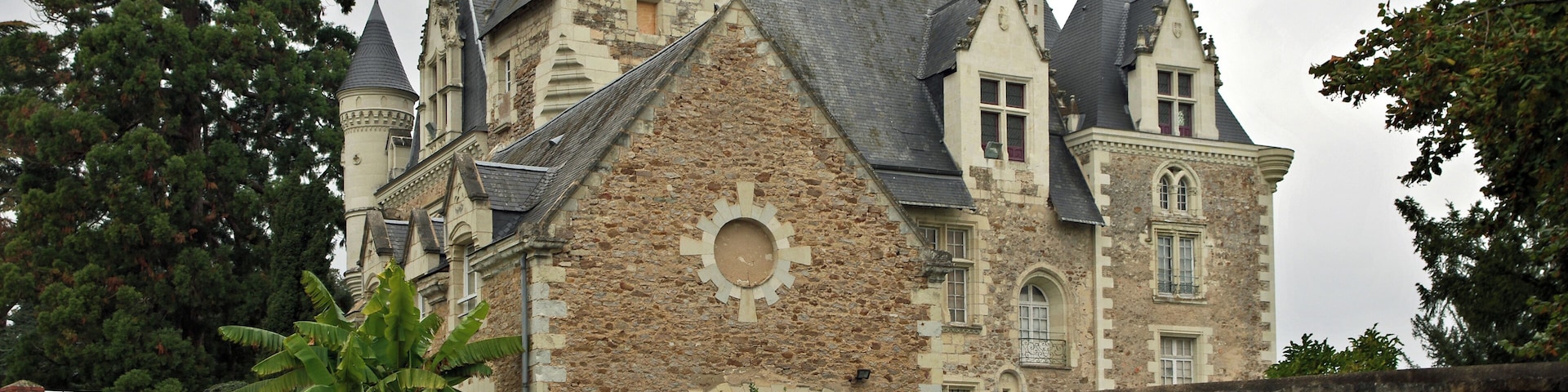 Villevêque (Maine-et-Loire) Le château. D'abord maison forte aux XIIe-XIIIe siècles, le château perd son caractère défensif au XVe siècle. Le château de Villevêque sera la résidence épiscopale des évêques d'Angers. L'évêque d'Angers, Hubert de Vendôme, évoquera vers 1025 cette résidence épiscopale. Hubert avait succédé à Renaud II mort à Embrun*, alors qu'il se rendait à Jérusalem. Aucun successeur n'avait été désigné du vivant de Renaud II. Le comte d'Anjou, Foulques Nerra, qui avait des vues sur l'héritage considérable que Renaud II tenait de son père, avait donc les mains libres pour choisir le nouvel évêque. Foulques va alors retrouver le vicomte Hubert de Vendôme afin de négocier avec lui l'accession de son fils à l'épiscopat angevin. Après un an de discussion sur les modalités concernant l'héritage de Renaud II, un accord est trouvé : le jeune évêque Hubert endossait juridiquement l'accaparement de l'héritage de Renaud. Il apparaît donc que Hubert de Vendôme a servi d'intermédiaire au comte d'Anjou, en accaparant les alleux de son prédécesseur, puis en les redistribuant, au nom de l'évêché, à différents chevaliers probablement proches du comte d'Anjou. C'est ainsi que la région des Mauges quittera le Poitou pour intégrer définitivement l'Anjou. Le nouvel évêque "clerc plus expert, peut-être, à manier l'épée qu'à prier Dieu" (L. Halpen), resta un féodal et n'hésita à prendre les armes contre l'archevêque de Tours. Hubert de Vendôme fera reconstruire la cathédrale d'Angers qui avait été en partie détruite par un incendie. La nouvelle cathédrale subira un autre incendie en 1032, elle ne sera remise en état qu'à la fin du XIe siècle. L'évêque Hubert de Vendôme résidera régulièrement à Villevêque, jusqu'à son décès en mars 1047. Eusèbe Brunon (Eusebius Bruno) fut élu, à l'initiative du comte d'Anjou Geoffroy II, pour lui succéder. En 1317, Guillaume Le Maire, évêque d'Angers, prêtera serment au roi de France, Philippe V (Philippe V le Long), dans le château de Villevêque. Ce même Guillaume Le Maire avait participé au Concile de Vienne* en octobre 1311, sous Philippe le Bel, concile qui verra la condamnation des Templiers. L'évêque d'Angers sera un partisan de la condamnation. En 1428, l'évêque d'Angers Hardouin du Bueil reçoit 1000 écus de Yolande d'Aragon (épouse de Louis II d'Anjou), pour la rénovation du château. Durant son ministère, l'évêque Hardouin du Bueil s'élèvera avec force contre les déviations de son temps. En particulier il condamnera le mariage consanguin de Gilles de Rais avec sa cousine Catherine de Thouars*. Après les destructions de la guerre de Cent Ans, l'évêque d'Angers Jean II de Beauvau* , fait reconstruire entièrement le château, entre 1448 et 1465. Grâce à la protection de l'évêque, Jean Balue*, fera une rapide carrière, secrétaire et aumonier du roi Louis XI en 1463, évêque d'Evreux en 1465. Il évincera son protecteur, du siège épiscopal d'Angers, qui sera destitué par le pape en 1467. Jean Balue conseillera au roi l'abolition de la Pragmatique Sanction ce qui lui vaudra d'être fait cardinal par le pape Paul II. Après bien des erreurs, Louis XI le fera arrêter le 23 avril 1469. Jean Balue ne sera libéré qu'en 1480, sous condition de quitter la France. L'excommunication de Jean de Beauveau sera levée en 1476, mais il ne retrouva son diocèse d'Angers que comme administrateur (en double avec Auger de Brie). Au début du XVIe siècle, un des derniers évêques à résider à Villevêque fut François de Rohan. En 1523, les idées de Luther arrivent en Anjou. Les vicaires généraux du diocèse d'Angers publient un monitoire contre les personnes lisant les écrits prônant la réforme. L'année suivante l'évêque François de Rohan, menaçe les contrevenants d'excommunication et ordonne la destruction des ouvrages incriminés. François de Rohan décédera en 1536. L'inefficacité des mesures qu'il avait prises est telle qu'à l'automne 1539, les premières condamnations sont prises à l'encontre des protestants angevins. Les bûchers ne tardent pas à suivre, en 1552 à Saumur, en 1556 à Angers. Le château sera vendu comme bien national sous la révolution. En 2003, la ville d'Angers recevra le château en legs, avec l’ensemble des œuvres d’art collectionnées par son dernier propriétaire privé, un industriel fortuné. Embrun (Hautes-Alpes) dont d'ailleurs, l'évéché fut fondé par Marcellin, d'origine berbère d'Afrique du Nord. Renaud partit sur la route de Jérusalem, qu'il n'a jamais atteint, la mort le surprenant en chemin le 12 juin 1005. (Cartulaire Noir de Saint-Maurice, n° XXVIII. Embrun, Hautes-Alpes) Le concile de Vienne (en Isère) verra, outre la dissolution de l'Ordre du Temple: - Le rejet de la réforme de l'évêque de Mende, Guillaume Durand, réforme qui remet en cause l'absolutisme de Rome, prône le mariage des prêtres, et la gratuité des sacrements.
- La querelle au sein des franciscains, entre ceux qui voyaient dans les voeux de pauvreté une obligation stricte et ceux qui y voyaient de simples recommandations.
- La condamnation du mouvement des béguinages. Mouvement de femmes qui sans être conscrées menaient une vie monacale. La béguine Marguerite Porete fut brûlée le 1er juin 1310, à Paris, en place de Grève, pour son ouvrage "Le miroir des âmes simples et anéanties et qui seulement demeurent en vouloir et désir d'amour". Malgré sa condamnation le livre aura beaucoup de succès , en particulier dans la vallée de la Loire.
- Le concile discute d'une nouvelle croisade, et demande aux princes chrétiens d'interdire les pèlerinages sur les tombeaux de "saints" musulmans, ainsi que les appels à la prière.
Gilles de Rais aurait du en réalité s'appeler Gilles de Laval. Son père Guy de Laval avait une arrière grand tante fort riche, Jeanne Chabot dame de Rais, dite Jeanne la Sage. Elle n'avait pas d'enfant, et pour continuer le nom de Rais, elle propose au jeune Guy de Laval de l'adopter. Guy accepte et devient ainsi Guy de Rais. Ce marché ne fait pas l'affaire du neveu de Jeanne, Jean de Craon, qui proteste. Jeanne Chabot reconnait ses torts, déshérite Guy et fait son testament en faveur de Jean de Craon. Guy attaque le testament et fait un procès, mais aucun tribunal n'ose trancher en faveur de l'une ou l'autre des deux grandes familles. La guerre semble inévitable. Finalement Jean de Craon a une idée : marier Guy avec sa fille Marie. Ainsi Jean de Craon peut garder l'héritage qu'il transmettra à sa fille et Guy redevient de Rais. Gilles de Rais naîtra un an plus tard de cet combinaison d'héritage, dans le château de Champtocé. Dès sa naissance il est immensément riche. Le jeune Gille mène la vie d'un riche seigneur écoutant avec plaisir les récits guerriers, en particulier ceux concernant sont grand oncle par les Laval : Du Guesclin. Malheureusement, son père Guy de Laval meurt dans une partie de chasse à Machecoul en 1415. Sa mère suivra quelques mopis après. Gilles est orphelin à onze ans. C'est Jean de Craon qui deviendra son éducateur. Il confiera le jeune Gilles à ses serviteurs. L'enfant est livré à lui-même et donne libre cours à ses mauvais penchants, la violence et les mauvaises lectures, en particulier Suétone. Un jour sa gouvernante, Guillemette la Drapière le surprend dans sa chambre et ce qu'elle en rapporte à Jean de Craon décide celui-ci à le marier. Il va trouver la cousine de Gilles, Catherine de Thouars. Elle a seize ans. Mais l'église ne peut admettre ce mariage entre cousins. Jean de Craon imagine donc de compromettre la jeune fille, ce qui obligera l'église à admettre le mariage. Le père de la jeune fille décédant à propos, celle-ci est enlevée et emmenée au château. Les deux jeunes gens passent la nuit ensemble. Il faut donc que Gilles répare l'outrage, et le 30 novembre 1420, un prêtre procède à l'union. L'évêque Hardouin de Bueil avertit de l'enlèvement et du mariage décrète que le mariage est nul. Jean de Craon envoie alors une ambassade à Rome et obtient l'Indulgence du Pape. Mais le Pape exige la séparation physique des deux époux. Le 24 avril 1422, Gilles de Rais est donc officiellement marié, mais séparé de sa femme, ce qui ne le dérange pas, il préfère manifestement la compagnie des hommes. (d'après "Les Monstres": Gilles de Rais - Sade - Landru dans les archives judiciaires Par Bernard MICHAL). Jean de la Balue, était fils d'un châtelain de la baronnies d'Angles. Sa vie dissolue, ne l'empêcha pas d'avoir une carrière fulgurante : conseiller du roi, évêque, cardinal, il devint même archevêque en 1468. Par ses intrigues, il sera la cause de la décapitation de Charles de Melun, faussement accusé par La Balue, d'avoir entretenu des intelligences avec le duc de Bretagne. Par la suite, Jean Balue sera accusé de trahison par Louis XI, à la suite de la découverte d'un courrier compromettant avec Charles le Téméraire. Il sera arrêté à Amboise et enfermé à Tours, puis à Onzain, et Loches où il restera enchaîné pendant 11 ans. Il ne sera libéré qu'en 1480, échappant à l'exécution par l'intervention du pape. fr.wikipedia.org/wiki/Ch%C3%A2teau_de_Villev%C3%AAque histoiredesmauges.free.fr/Dossiers%20th%E9matiques/La%20m...