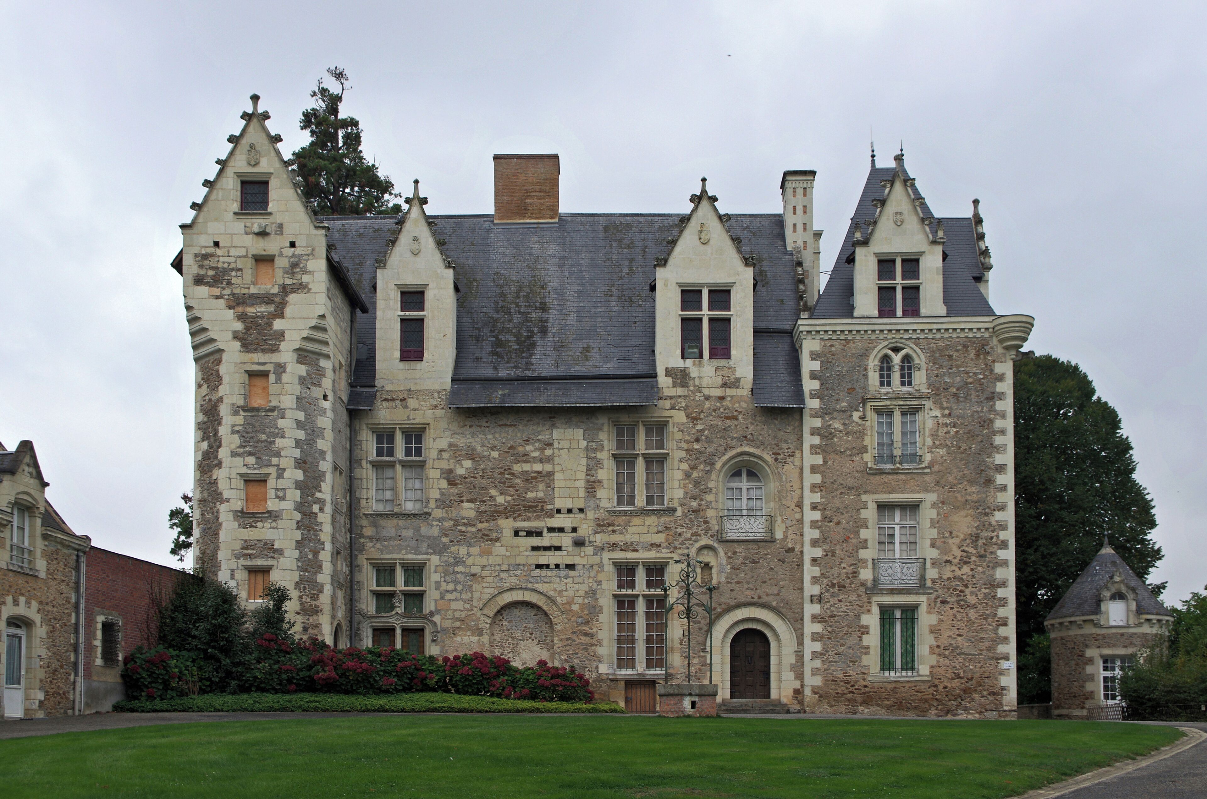 Villevêque (Maine-et-Loire) Le château. D'abord maison forte aux XIIe-XIIIe siècles, le château perd son caractère défensif au XVe siècle. Le château de Villevêque sera la résidence épiscopale des évêques d'Angers. L'évêque d'Angers, Hubert de Vendôme, évoquera vers 1025 cette résidence épiscopale. Hubert avait succédé à Renaud II mort à Embrun*, alors qu'il se rendait à Jérusalem. Aucun successeur n'avait été désigné du vivant de Renaud II. Le comte d'Anjou, Foulques Nerra, qui avait des vues sur l'héritage considérable que Renaud II tenait de son père, avait donc les mains libres pour choisir le nouvel évêque. Foulques va alors retrouver le vicomte Hubert de Vendôme afin de négocier avec lui l'accession de son fils à l'épiscopat angevin. Après un an de discussion sur les modalités concernant l'héritage de Renaud II, un accord est trouvé : le jeune évêque Hubert endossait juridiquement l'accaparement de l'héritage de Renaud. Il apparaît donc que Hubert de Vendôme a servi d'intermédiaire au comte d'Anjou, en accaparant les alleux de son prédécesseur, puis en les redistribuant, au nom de l'évêché, à différents chevaliers probablement proches du comte d'Anjou. C'est ainsi que la région des Mauges quittera le Poitou pour intégrer définitivement l'Anjou. Le nouvel évêque "clerc plus expert, peut-être, à manier l'épée qu'à prier Dieu" (L. Halpen), resta un féodal et n'hésita à prendre les armes contre l'archevêque de Tours. Hubert de Vendôme fera reconstruire la cathédrale d'Angers qui avait été en partie détruite par un incendie. La nouvelle cathédrale subira un autre incendie en 1032, elle ne sera remise en état qu'à la fin du XIe siècle. L'évêque Hubert de Vendôme résidera régulièrement à Villevêque, jusqu'à son décès en mars 1047. Eusèbe Brunon (Eusebius Bruno) fut élu, à l'initiative du comte d'Anjou Geoffroy II, pour lui succéder. En 1317, Guillaume Le Maire, évêque d'Angers, prêtera serment au roi de France, Philippe V (Philippe V le Long), dans le château de Villevêque. Ce même Guillaume Le Maire avait participé au Concile de Vienne* en octobre 1311, sous Philippe le Bel, concile qui verra la condamnation des Templiers. L'évêque d'Angers sera un partisan de la condamnation. En 1428, l'évêque d'Angers Hardouin du Bueil reçoit 1000 écus de Yolande d'Aragon (épouse de Louis II d'Anjou), pour la rénovation du château. Durant son ministère, l'évêque Hardouin du Bueil s'élèvera avec force contre les déviations de son temps. En particulier il condamnera le mariage consanguin de Gilles de Rais avec sa cousine Catherine de Thouars*. Après les destructions de la guerre de Cent Ans, l'évêque d'Angers Jean II de Beauvau* , fait reconstruire entièrement le château, entre 1448 et 1465. Grâce à la protection de l'évêque, Jean Balue*, fera une rapide carrière, secrétaire et aumonier du roi Louis XI en 1463, évêque d'Evreux en 1465. Il évincera son protecteur, du siège épiscopal d'Angers, qui sera destitué par le pape en 1467. Jean Balue conseillera au roi l'abolition de la Pragmatique Sanction ce qui lui vaudra d'être fait cardinal par le pape Paul II. Après bien des erreurs, Louis XI le fera arrêter le 23 avril 1469. Jean Balue ne sera libéré qu'en 1480, sous condition de quitter la France. L'excommunication de Jean de Beauveau sera levée en 1476, mais il ne retrouva son diocèse d'Angers que comme administrateur (en double avec Auger de Brie). Au début du XVIe siècle, un des derniers évêques à résider à Villevêque fut François de Rohan. En 1523, les idées de Luther arrivent en Anjou. Les vicaires généraux du diocèse d'Angers publient un monitoire contre les personnes lisant les écrits prônant la réforme. L'année suivante l'évêque François de Rohan, menaçe les contrevenants d'excommunication et ordonne la destruction des ouvrages incriminés. François de Rohan décédera en 1536. L'inefficacité des mesures qu'il avait prises est telle qu'à l'automne 1539, les premières condamnations sont prises à l'encontre des protestants angevins. Les bûchers ne tardent pas à suivre, en 1552 à Saumur, en 1556 à Angers. Le château sera vendu comme bien national sous la révolution. En 2003, la ville d'Angers recevra le château en legs, avec l’ensemble des œuvres d’art collectionnées par son dernier propriétaire privé, un industriel fortuné. Embrun (Hautes-Alpes) dont d'ailleurs, l'évéché fut fondé par Marcellin, d'origine berbère d'Afrique du Nord. Renaud partit sur la route de Jérusalem, qu'il n'a jamais atteint, la mort le surprenant en chemin le 12 juin 1005. (Cartulaire Noir de Saint-Maurice, n° XXVIII. Embrun, Hautes-Alpes) Le concile de Vienne (en Isère) verra, outre la dissolution de l'Ordre du Temple: - Le rejet de la réforme de l'évêque de Mende, Guillaume Durand, réforme qui remet en cause l'absolutisme de Rome, prône le mariage des prêtres, et la gratuité des sacrements. 
- La querelle au sein des franciscains, entre ceux qui voyaient dans les voeux de pauvreté une obligation stricte et ceux qui y voyaient de simples recommandations. 
- La condamnation du mouvement des béguinages. Mouvement de femmes qui sans être conscrées menaient une vie monacale. La béguine Marguerite Porete fut brûlée le 1er juin 1310, à Paris, en place de Grève, pour son ouvrage "Le miroir des âmes simples et anéanties et qui seulement demeurent en vouloir et désir d'amour". Malgré sa condamnation le livre aura beaucoup de succès , en particulier dans la vallée de la Loire. 
- Le concile discute d'une nouvelle croisade, et demande aux princes chrétiens d'interdire les pèlerinages sur les tombeaux de "saints" musulmans, ainsi que les appels à la prière.
 Gilles de Rais aurait du en réalité s'appeler Gilles de Laval. Son père Guy de Laval avait une arrière grand tante fort riche, Jeanne Chabot dame de Rais, dite Jeanne la Sage. Elle n'avait pas d'enfant, et pour continuer le nom de Rais, elle propose au jeune Guy de Laval de l'adopter. Guy accepte et devient ainsi Guy de Rais. Ce marché ne fait pas l'affaire du neveu de Jeanne, Jean de Craon, qui proteste. Jeanne Chabot reconnait ses torts, déshérite Guy et fait son testament en faveur de Jean de Craon. Guy attaque le testament et fait un procès, mais aucun tribunal n'ose trancher en faveur de l'une ou l'autre des deux grandes familles. La guerre semble inévitable. Finalement Jean de Craon a une idée : marier Guy avec sa fille Marie. Ainsi Jean de Craon peut garder l'héritage qu'il transmettra à sa fille et Guy redevient de Rais. Gilles de Rais naîtra un an plus tard de cet combinaison d'héritage, dans le château de Champtocé. Dès sa naissance il est immensément riche. Le jeune Gille mène la vie d'un riche seigneur écoutant avec plaisir les récits guerriers, en particulier ceux concernant sont grand oncle par les Laval : Du Guesclin. Malheureusement, son père Guy de Laval meurt dans une partie de chasse à Machecoul en 1415. Sa mère suivra quelques mopis après. Gilles est orphelin à onze ans. C'est Jean de Craon qui deviendra son éducateur. Il confiera le jeune Gilles à ses serviteurs. L'enfant est livré à lui-même et donne libre cours à ses mauvais penchants, la violence et les mauvaises lectures, en particulier Suétone. Un jour sa gouvernante, Guillemette la Drapière le surprend dans sa chambre et ce qu'elle en rapporte à Jean de Craon décide celui-ci à le marier. Il va trouver la cousine de Gilles, Catherine de Thouars. Elle a seize ans. Mais l'église ne peut admettre ce mariage entre cousins. Jean de Craon imagine donc de compromettre la jeune fille, ce qui obligera l'église à admettre le mariage. Le père de la jeune fille décédant à propos, celle-ci est enlevée et emmenée au château. Les deux jeunes gens passent la nuit ensemble. Il faut donc que Gilles répare l'outrage, et le 30 novembre 1420, un prêtre procède à l'union. L'évêque Hardouin de Bueil avertit de l'enlèvement et du mariage décrète que le mariage est nul. Jean de Craon envoie alors une ambassade à Rome et obtient l'Indulgence du Pape. Mais le Pape exige la séparation physique des deux époux. Le 24 avril 1422, Gilles de Rais est donc officiellement marié, mais séparé de sa femme, ce qui ne le dérange pas, il préfère manifestement la compagnie des hommes. (d'après "Les Monstres": Gilles de Rais - Sade - Landru dans les archives judiciaires Par Bernard MICHAL). Jean de la Balue, était fils d'un châtelain de la baronnies d'Angles. Sa vie dissolue, ne l'empêcha pas d'avoir une carrière fulgurante : conseiller du roi, évêque, cardinal, il devint même archevêque en 1468. Par ses intrigues, il sera la cause de la décapitation de Charles de Melun, faussement accusé par La Balue, d'avoir entretenu des intelligences avec le duc de Bretagne. Par la suite, Jean Balue sera accusé de trahison par Louis XI, à la suite de la découverte d'un courrier compromettant avec Charles le Téméraire. Il sera arrêté à Amboise et enfermé à Tours, puis à Onzain, et Loches où il restera enchaîné pendant 11 ans. Il ne sera libéré qu'en 1480, échappant à l'exécution par l'intervention du pape. fr.wikipedia.org/wiki/Ch%C3%A2teau_de_Villev%C3%AAque histoiredesmauges.free.fr/Dossiers%20th%E9matiques/La%20m...