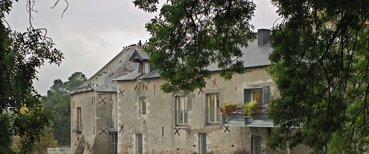 Villevêque (Maine-et-Loire) Moulin à eau de l'Engrenage. A partir du Moyen-Âge, plusieurs moulins ont été édifiés, sur le Loir, à Villevêque. Au XIXe siècle, trois moulins existaient : Le Grand moulin, le moulin de Froment et le moulin de Guichet. Le moulin de Guichet a été détruit par la municipalité en 1862, pour établir un port, un lavoir et un abreuvoir. Les moulins de Villevêque était essentiellement céréaliers : seigle et blé, mais aussi pour la production d'huile de lin. Les moulins s'arrêteront vers la Seconde Guerre mondiale. Le moulin de l'Engrenage regroupe les deux moulins à eau du moulin de Froment et du Grand moulin. C'est une salle de réception et un site culturel, touristique et pédagogique. Une des roue à aube est utilisée pour la production d'électricité.
