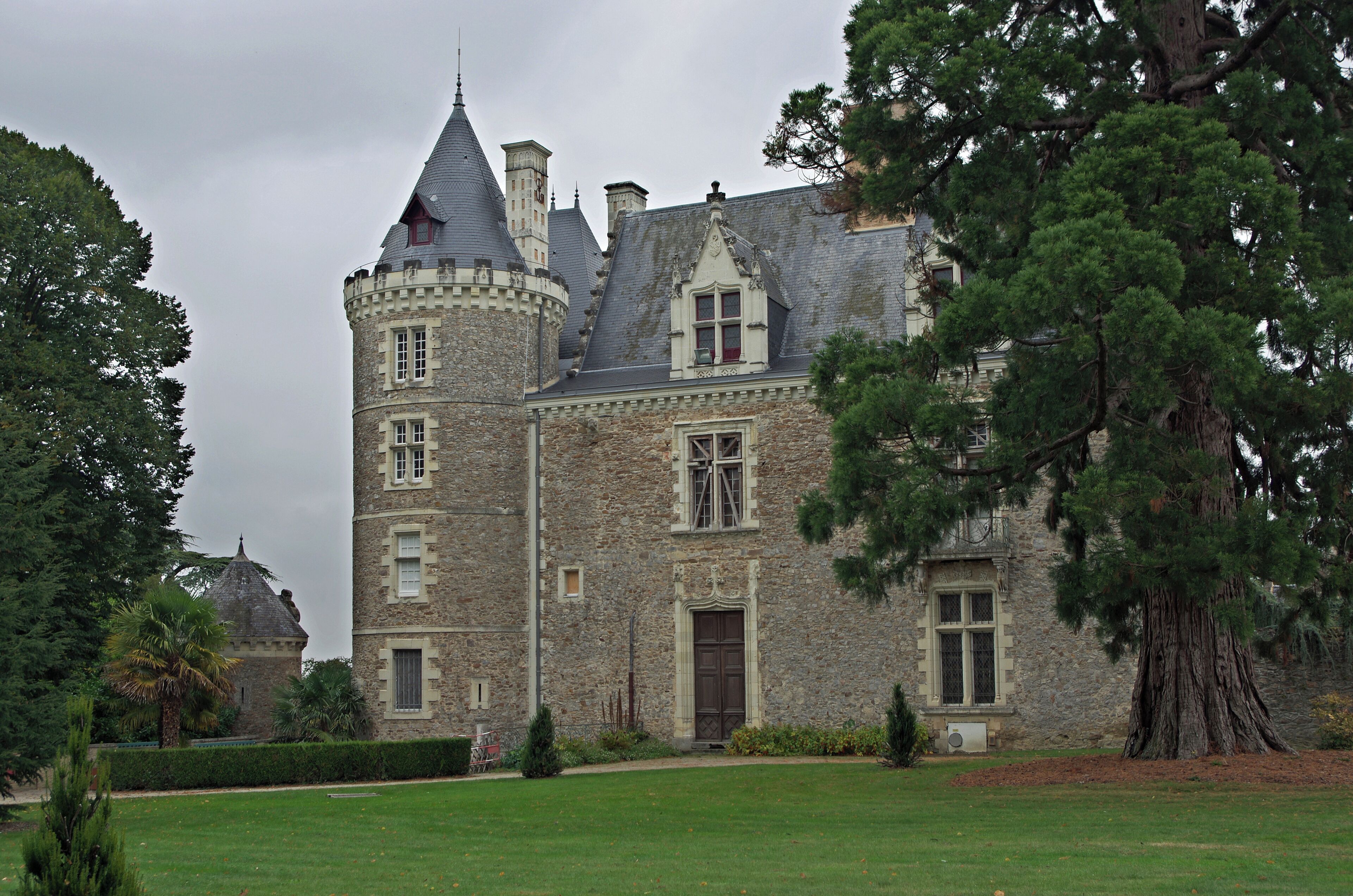 Villevêque (Maine-et-Loire) Le château. D'abord maison forte aux XIIe-XIIIe siècles, le château perd son caractère défensif au XVe siècle. Le château de Villevêque sera la résidence épiscopale des évêques d'Angers. L'évêque d'Angers, Hubert de Vendôme, évoquera vers 1025 cette résidence épiscopale. Hubert avait succédé à Renaud II mort à Embrun*, alors qu'il se rendait à Jérusalem. Aucun successeur n'avait été désigné du vivant de Renaud II. Le comte d'Anjou, Foulques Nerra, qui avait des vues sur l'héritage considérable que Renaud II tenait de son père, avait donc les mains libres pour choisir le nouvel évêque. Foulques va alors retrouver le vicomte Hubert de Vendôme afin de négocier avec lui l'accession de son fils à l'épiscopat angevin. Après un an de discussion sur les modalités concernant l'héritage de Renaud II, un accord est trouvé : le jeune évêque Hubert endossait juridiquement l'accaparement de l'héritage de Renaud. Il apparaît donc que Hubert de Vendôme a servi d'intermédiaire au comte d'Anjou, en accaparant les alleux de son prédécesseur, puis en les redistribuant, au nom de l'évêché, à différents chevaliers probablement proches du comte d'Anjou. C'est ainsi que la région des Mauges quittera le Poitou pour intégrer définitivement l'Anjou. Le nouvel évêque "clerc plus expert, peut-être, à manier l'épée qu'à prier Dieu" (L. Halpen), resta un féodal et n'hésita à prendre les armes contre l'archevêque de Tours. Hubert de Vendôme fera reconstruire la cathédrale d'Angers qui avait été en partie détruite par un incendie. La nouvelle cathédrale subira un autre incendie en 1032, elle ne sera remise en état qu'à la fin du XIe siècle. L'évêque Hubert de Vendôme résidera régulièrement à Villevêque, jusqu'à son décès en mars 1047. Eusèbe Brunon (Eusebius Bruno) fut élu, à l'initiative du comte d'Anjou Geoffroy II, pour lui succéder. En 1317, Guillaume Le Maire, évêque d'Angers, prêtera serment au roi de France, Philippe V (Philippe V le Long), dans le château de Villevêque. Ce même Guillaume Le Maire avait participé au Concile de Vienne* en octobre 1311, sous Philippe le Bel, concile qui verra la condamnation des Templiers. L'évêque d'Angers sera un partisan de la condamnation. En 1428, l'évêque d'Angers Hardouin du Bueil reçoit 1000 écus de Yolande d'Aragon (épouse de Louis II d'Anjou), pour la rénovation du château. Durant son ministère, l'évêque Hardouin du Bueil s'élèvera avec force contre les déviations de son temps. En particulier il condamnera le mariage consanguin de Gilles de Rais avec sa cousine Catherine de Thouars*. Après les destructions de la guerre de Cent Ans, l'évêque d'Angers Jean II de Beauvau* , fait reconstruire entièrement le château, entre 1448 et 1465. Grâce à la protection de l'évêque, Jean Balue*, fera une rapide carrière, secrétaire et aumonier du roi Louis XI en 1463, évêque d'Evreux en 1465. Il évincera son protecteur, du siège épiscopal d'Angers, qui sera destitué par le pape en 1467. Jean Balue conseillera au roi l'abolition de la Pragmatique Sanction ce qui lui vaudra d'être fait cardinal par le pape Paul II. Après bien des erreurs, Louis XI le fera arrêter le 23 avril 1469. Jean Balue ne sera libéré qu'en 1480, sous condition de quitter la France. L'excommunication de Jean de Beauveau sera levée en 1476, mais il ne retrouva son diocèse d'Angers que comme administrateur (en double avec Auger de Brie). Au début du XVIe siècle, un des derniers évêques à résider à Villevêque fut François de Rohan. En 1523, les idées de Luther arrivent en Anjou. Les vicaires généraux du diocèse d'Angers publient un monitoire contre les personnes lisant les écrits prônant la réforme. L'année suivante l'évêque François de Rohan, menaçe les contrevenants d'excommunication et ordonne la destruction des ouvrages incriminés. François de Rohan décédera en 1536. L'inefficacité des mesures qu'il avait prises est telle qu'à l'automne 1539, les premières condamnations sont prises à l'encontre des protestants angevins. Les bûchers ne tardent pas à suivre, en 1552 à Saumur, en 1556 à Angers. Le château sera vendu comme bien national sous la révolution. En 2003, la ville d'Angers recevra le château en legs, avec l’ensemble des œuvres d’art collectionnées par son dernier propriétaire privé, un industriel fortuné. Embrun (Hautes-Alpes) dont d'ailleurs, l'évéché fut fondé par Marcellin, d'origine berbère d'Afrique du Nord. Renaud partit sur la route de Jérusalem, qu'il n'a jamais atteint, la mort le surprenant en chemin le 12 juin 1005. (Cartulaire Noir de Saint-Maurice, n° XXVIII. Embrun, Hautes-Alpes) Le concile de Vienne (en Isère) verra, outre la dissolution de l'Ordre du Temple: - Le rejet de la réforme de l'évêque de Mende, Guillaume Durand, réforme qui remet en cause l'absolutisme de Rome, prône le mariage des prêtres, et la gratuité des sacrements. 
- La querelle au sein des franciscains, entre ceux qui voyaient dans les voeux de pauvreté une obligation stricte et ceux qui y voyaient de simples recommandations. 
- La condamnation du mouvement des béguinages. Mouvement de femmes qui sans être conscrées menaient une vie monacale. La béguine Marguerite Porete fut brûlée le 1er juin 1310, à Paris, en place de Grève, pour son ouvrage "Le miroir des âmes simples et anéanties et qui seulement demeurent en vouloir et désir d'amour". Malgré sa condamnation le livre aura beaucoup de succès , en particulier dans la vallée de la Loire. 
- Le concile discute d'une nouvelle croisade, et demande aux princes chrétiens d'interdire les pèlerinages sur les tombeaux de "saints" musulmans, ainsi que les appels à la prière.
 Gilles de Rais aurait du en réalité s'appeler Gilles de Laval. Son père Guy de Laval avait une arrière grand tante fort riche, Jeanne Chabot dame de Rais, dite Jeanne la Sage. Elle n'avait pas d'enfant, et pour continuer le nom de Rais, elle propose au jeune Guy de Laval de l'adopter. Guy accepte et devient ainsi Guy de Rais. Ce marché ne fait pas l'affaire du neveu de Jeanne, Jean de Craon, qui proteste. Jeanne Chabot reconnait ses torts, déshérite Guy et fait son testament en faveur de Jean de Craon. Guy attaque le testament et fait un procès, mais aucun tribunal n'ose trancher en faveur de l'une ou l'autre des deux grandes familles. La guerre semble inévitable. Finalement Jean de Craon a une idée : marier Guy avec sa fille Marie. Ainsi Jean de Craon peut garder l'héritage qu'il transmettra à sa fille et Guy redevient de Rais. Gilles de Rais naîtra un an plus tard de cet combinaison d'héritage, dans le château de Champtocé. Dès sa naissance il est immensément riche. Le jeune Gille mène la vie d'un riche seigneur écoutant avec plaisir les récits guerriers, en particulier ceux concernant sont grand oncle par les Laval : Du Guesclin. Malheureusement, son père Guy de Laval meurt dans une partie de chasse à Machecoul en 1415. Sa mère suivra quelques mopis après. Gilles est orphelin à onze ans. C'est Jean de Craon qui deviendra son éducateur. Il confiera le jeune Gilles à ses serviteurs. L'enfant est livré à lui-même et donne libre cours à ses mauvais penchants, la violence et les mauvaises lectures, en particulier Suétone. Un jour sa gouvernante, Guillemette la Drapière le surprend dans sa chambre et ce qu'elle en rapporte à Jean de Craon décide celui-ci à le marier. Il va trouver la cousine de Gilles, Catherine de Thouars. Elle a seize ans. Mais l'église ne peut admettre ce mariage entre cousins. Jean de Craon imagine donc de compromettre la jeune fille, ce qui obligera l'église à admettre le mariage. Le père de la jeune fille décédant à propos, celle-ci est enlevée et emmenée au château. Les deux jeunes gens passent la nuit ensemble. Il faut donc que Gilles répare l'outrage, et le 30 novembre 1420, un prêtre procède à l'union. L'évêque Hardouin de Bueil avertit de l'enlèvement et du mariage décrète que le mariage est nul. Jean de Craon envoie alors une ambassade à Rome et obtient l'Indulgence du Pape. Mais le Pape exige la séparation physique des deux époux. Le 24 avril 1422, Gilles de Rais est donc officiellement marié, mais séparé de sa femme, ce qui ne le dérange pas, il préfère manifestement la compagnie des hommes. (d'après "Les Monstres": Gilles de Rais - Sade - Landru dans les archives judiciaires Par Bernard MICHAL). Jean de la Balue, était fils d'un châtelain de la baronnies d'Angles. Sa vie dissolue, ne l'empêcha pas d'avoir une carrière fulgurante : conseiller du roi, évêque, cardinal, il devint même archevêque en 1468. Par ses intrigues, il sera la cause de la décapitation de Charles de Melun, faussement accusé par La Balue, d'avoir entretenu des intelligences avec le duc de Bretagne. Par la suite, Jean Balue sera accusé de trahison par Louis XI, à la suite de la découverte d'un courrier compromettant avec Charles le Téméraire. Il sera arrêté à Amboise et enfermé à Tours, puis à Onzain, et Loches où il restera enchaîné pendant 11 ans. Il ne sera libéré qu'en 1480, échappant à l'exécution par l'intervention du pape. fr.wikipedia.org/wiki/Ch%C3%A2teau_de_Villev%C3%AAque histoiredesmauges.free.fr/Dossiers%20th%E9matiques/La%20m...