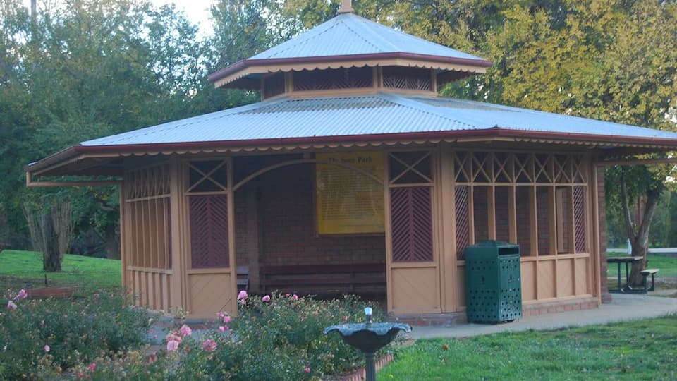 De Soza Park is a small park that runs along Union Jack Creek. It has toilets, a playground, and walking tracks of both sides of the creek #localgem