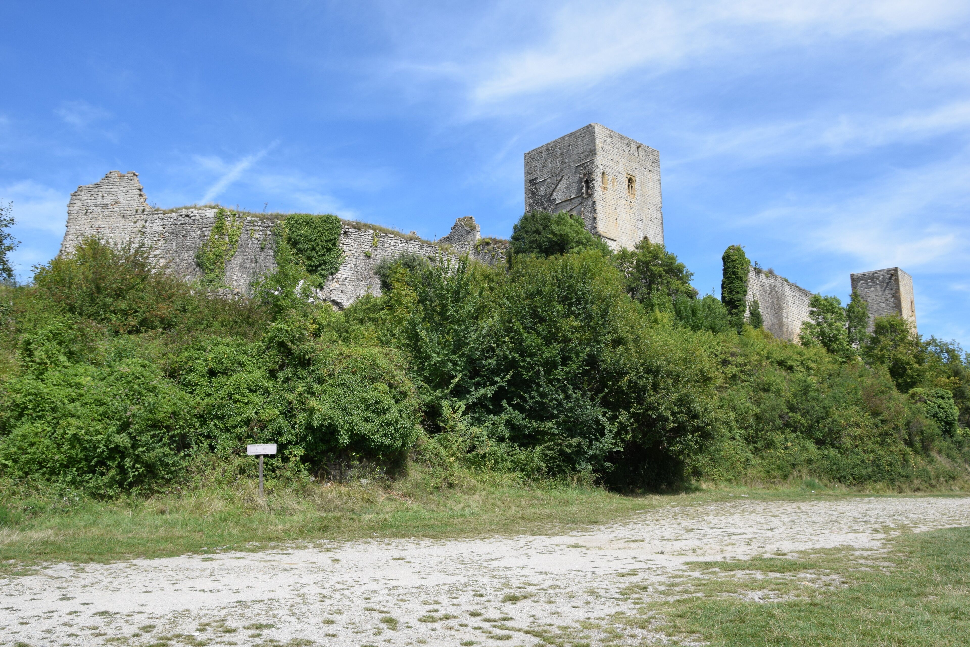 This building is indexed in the Base Mérimée, a database of architectural heritage maintained by the French Ministry of Culture, under the reference PA00102872 .