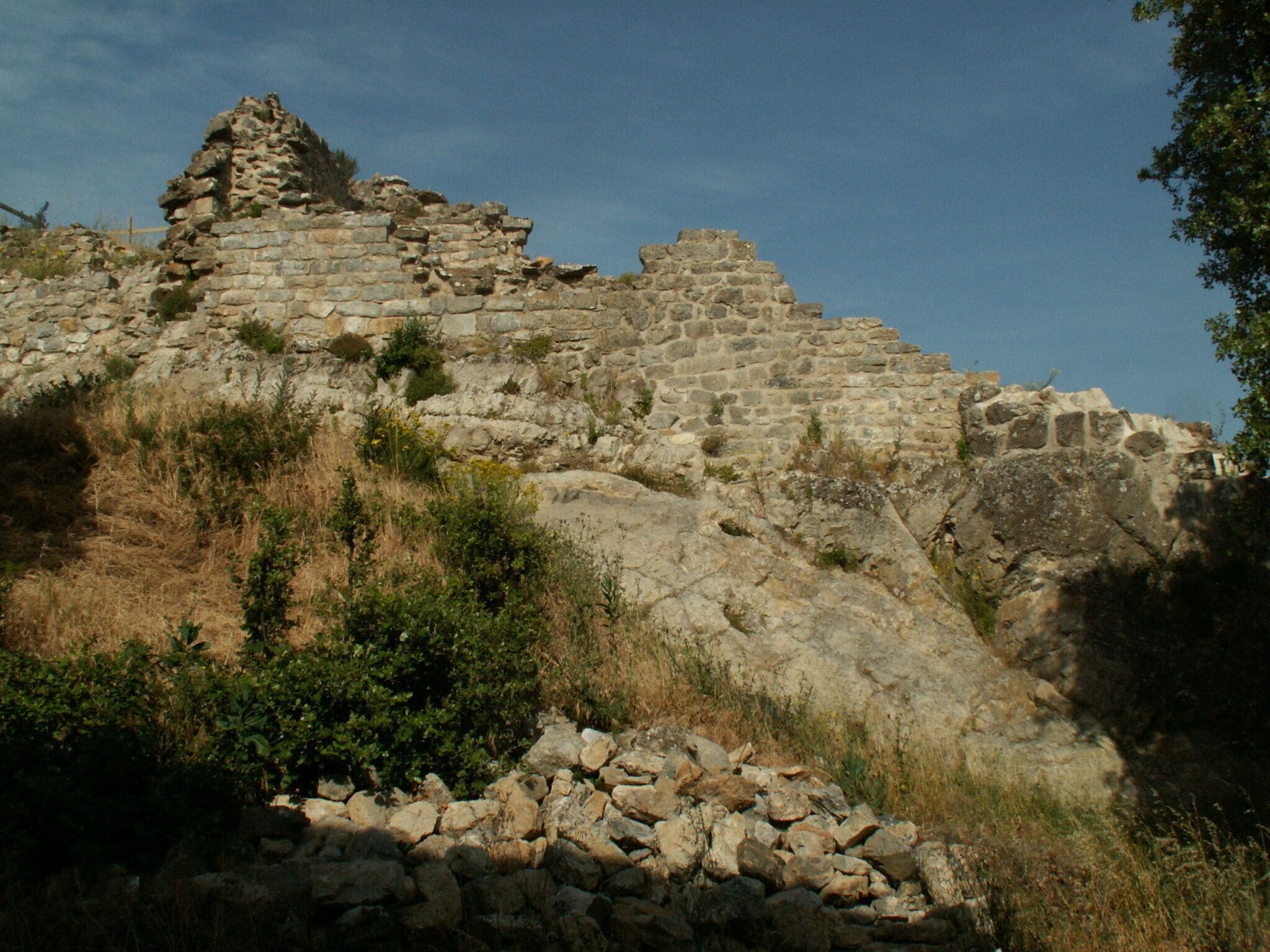 This building is indexed in the Base Mérimée, a database of architectural heritage maintained by the French Ministry of Culture, under the reference PA00102907 .