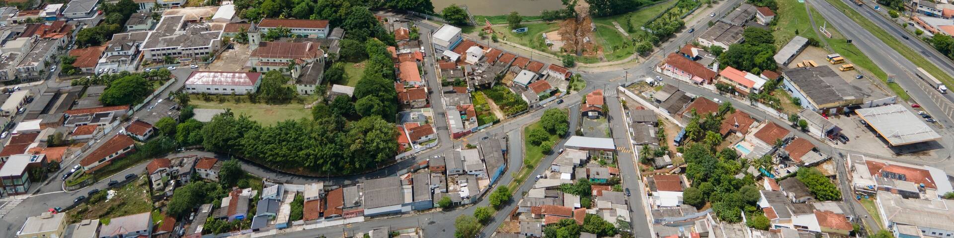 Cidade de Registro em São Paulo com a BR-116, Rodovia Régis Bittencourt, cortando a cidade que é banhada pelo rio Ribeira de Iguape.