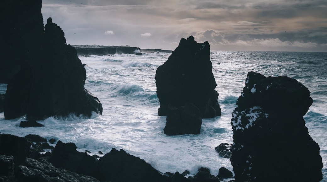 #BvSApplication
Some nice icelandic cliffs close to the airport. As usual in iceland, the weather can change quite rapidly. Dramatic skies and harsh weather conditions are nothing unusual.
#BvSApplication