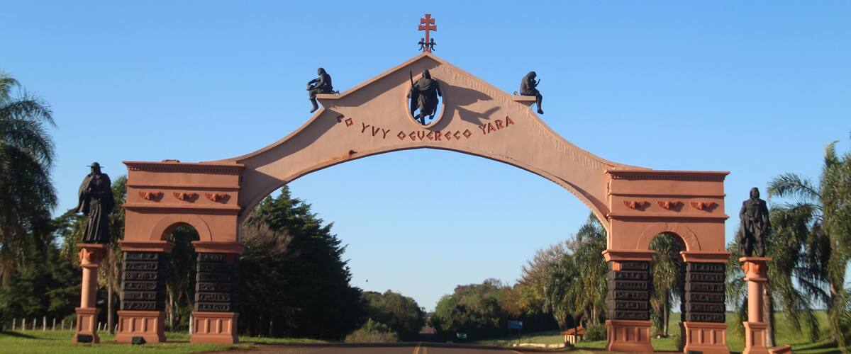 A large archway with statues and inscriptions.