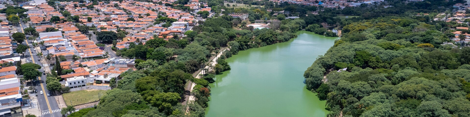Aerial view of Taquaral park in Campinas, São Paulo. In the background, the neighborhood of Cambui.