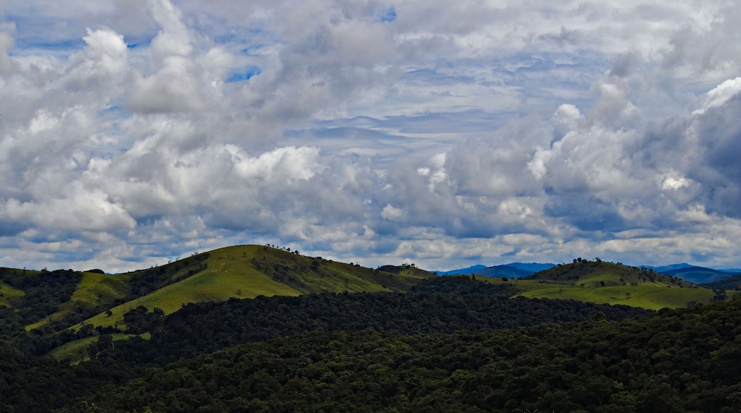Serra da Bocaina mountains on the horizon, under a dramatic sky covered by dark clouds.