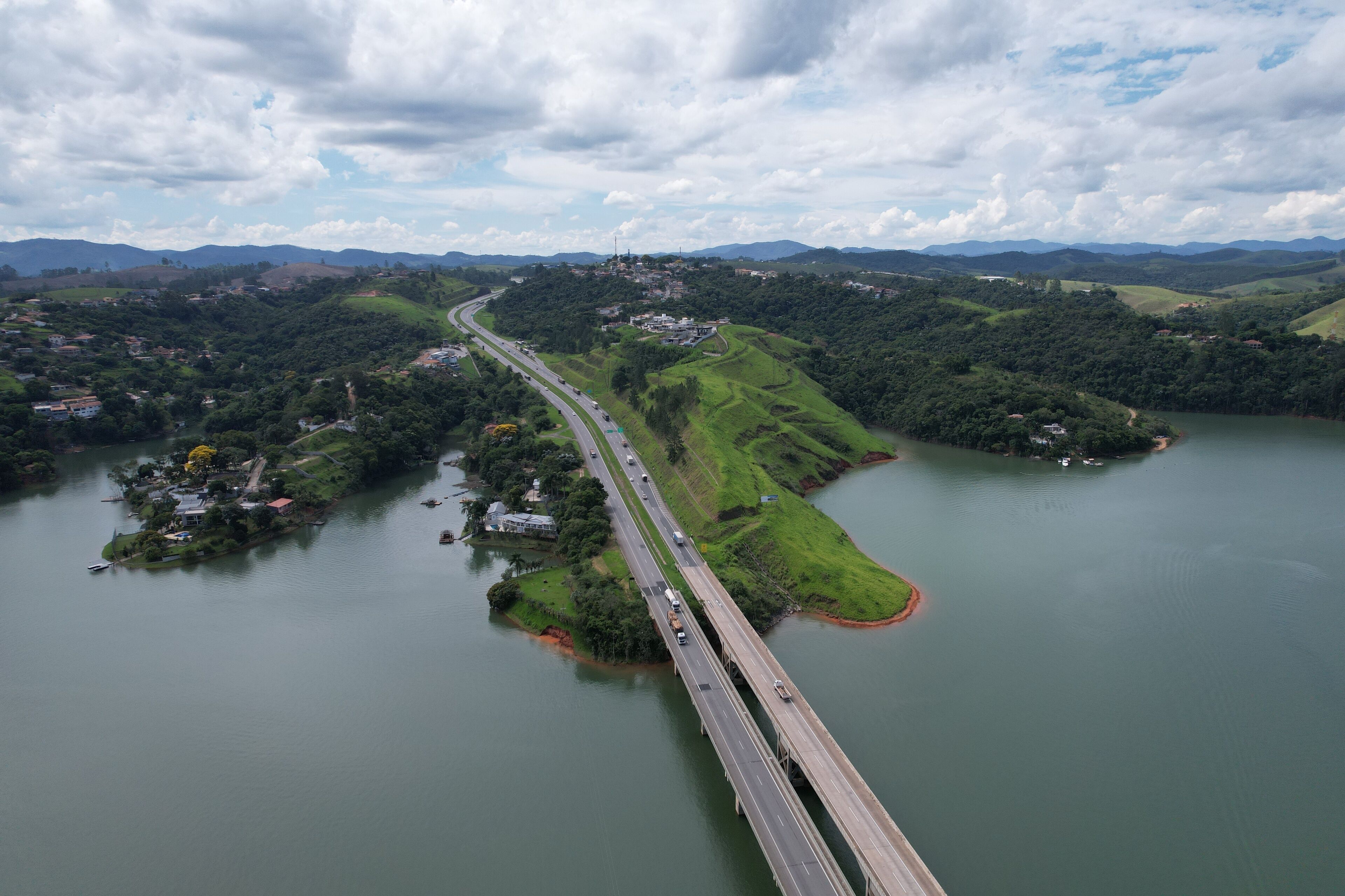Aerial view of the Dom Pedro Highway at the height of the city of Igarata, and beside Igarata Dam.