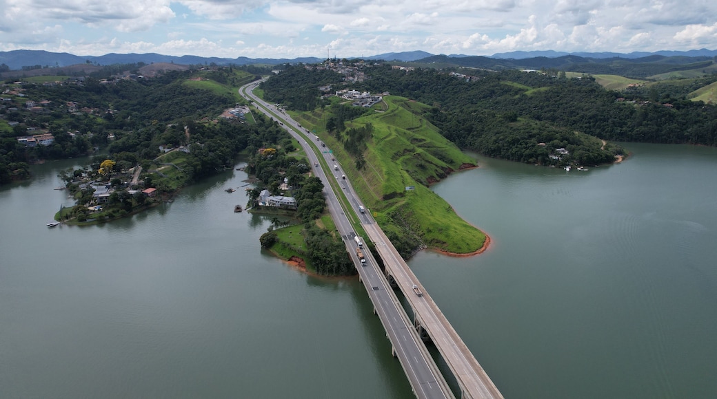 Aerial view of the Dom Pedro Highway at the height of the city of Igarata, and beside Igarata Dam.