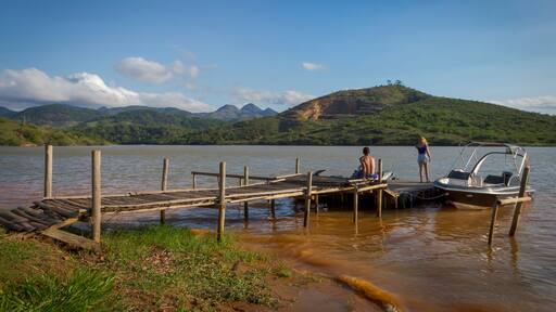 Casal descansa em pier às margens da represa Triunfo, formada pelo Rio Pomba, no município de Astolfo Dutra, estado de Minas Gerais, Brasil