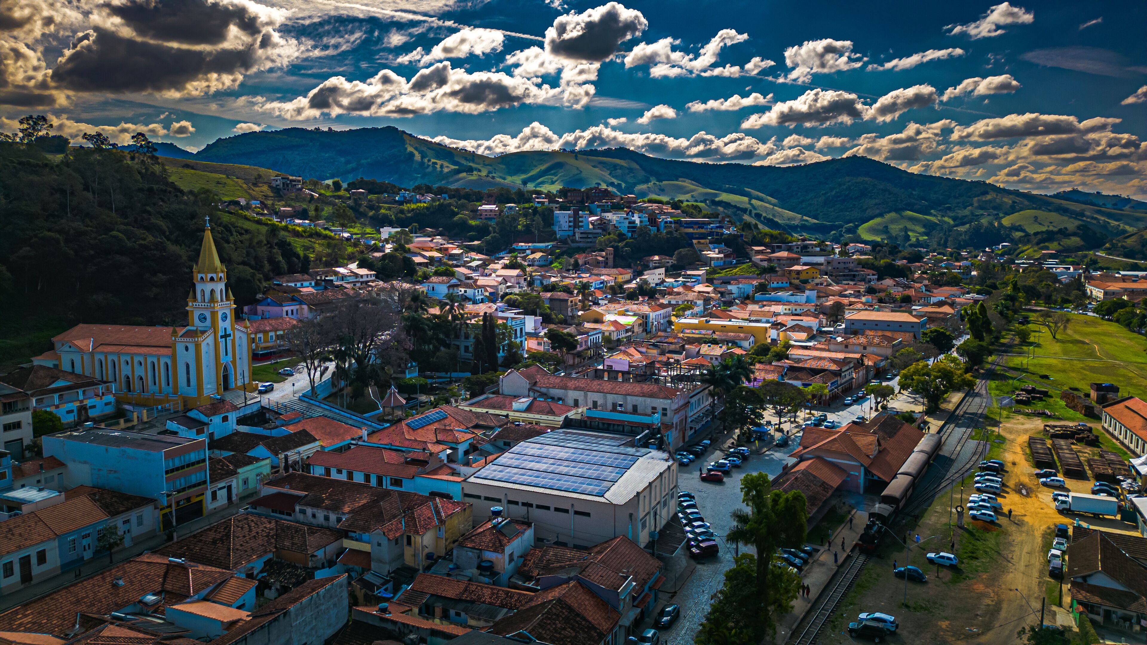 Passa Quatro Paisagem Sul De Minas Gerais Maria Fumaça Trem Turístico Serra Da Mantiqueira Natureza Colinas Verdes Campos Tranquilos Aldeias Pitorescas Rios Trilhos Ferroviários Estações Históricas