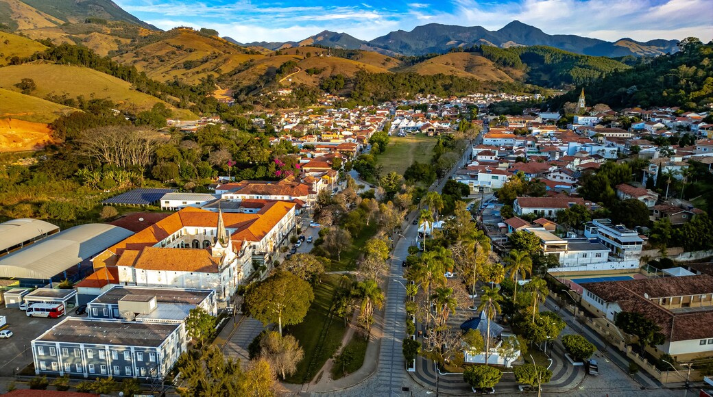 Passa Quatro Paisagem Sul De Minas Gerais Maria Fumaça Trem Turístico Serra Da Mantiqueira Natureza Colinas Verdes Campos Tranquilos Aldeias Pitorescas Rios Trilhos Ferroviários Estações Históricas