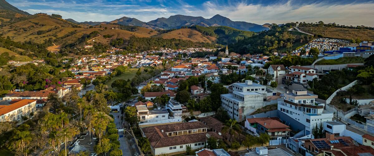 A town nestled in a valley with mountains in the background.
