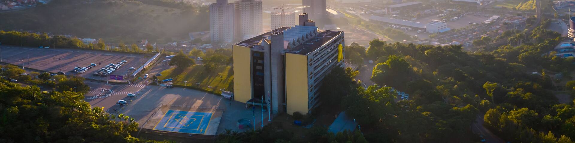 Prefeitura de Jundiai ao amanhecer, 26-05-2022. Campanha maio amarelo