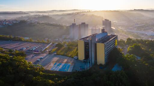 Prefeitura de Jundiai ao amanhecer, 26-05-2022. Campanha maio amarelo