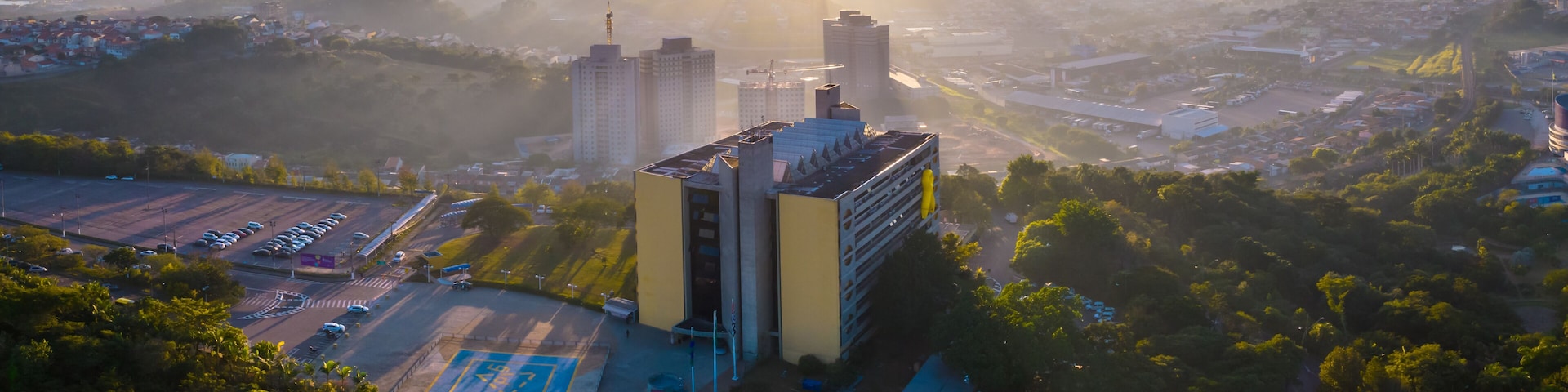 Prefeitura de Jundiai ao amanhecer, 26-05-2022. Campanha maio amarelo