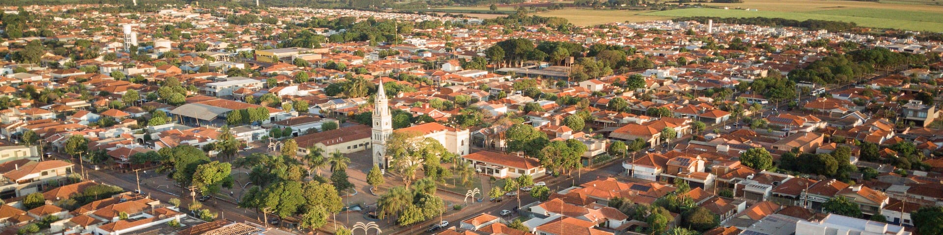 Vista aérea de drone do panorama urbano de Palmital, SP com o centro da cidade em destaque