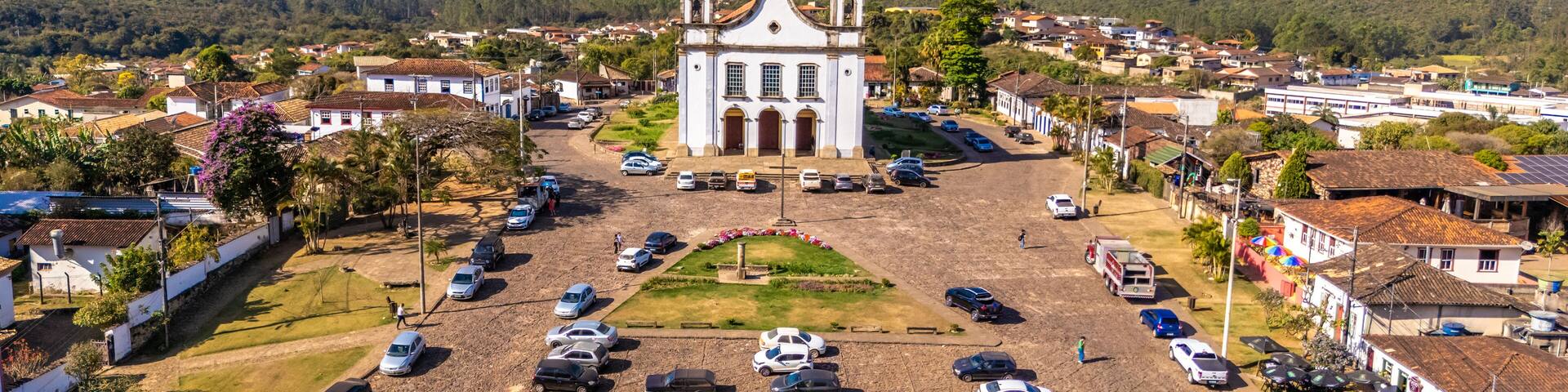 Igreja Matriz de Nossa Senhora da Conceição, centro histórico de Catas Altas, Minas Gerais, Brasil. Uma imagem de drone.